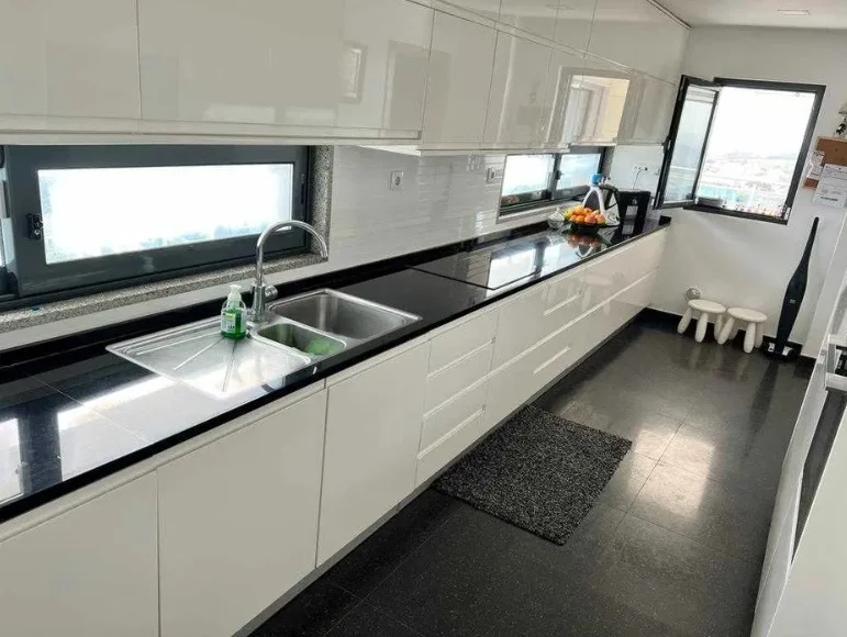 Apartamento de 3 Dormitorios en Venta en Oeiras – Lisboa – PT - 4