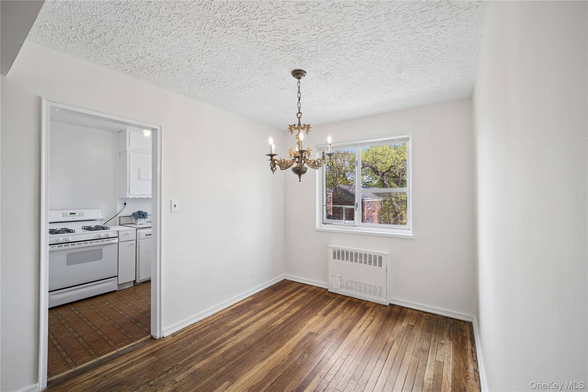 2 Bedroom Apartment for Sale in Queens Village - New York - USA - 6