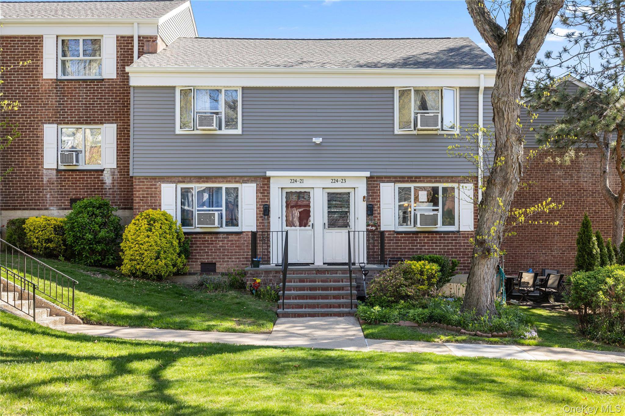 2 Bedroom Apartment for Sale in Queens Village - New York - USA - 1