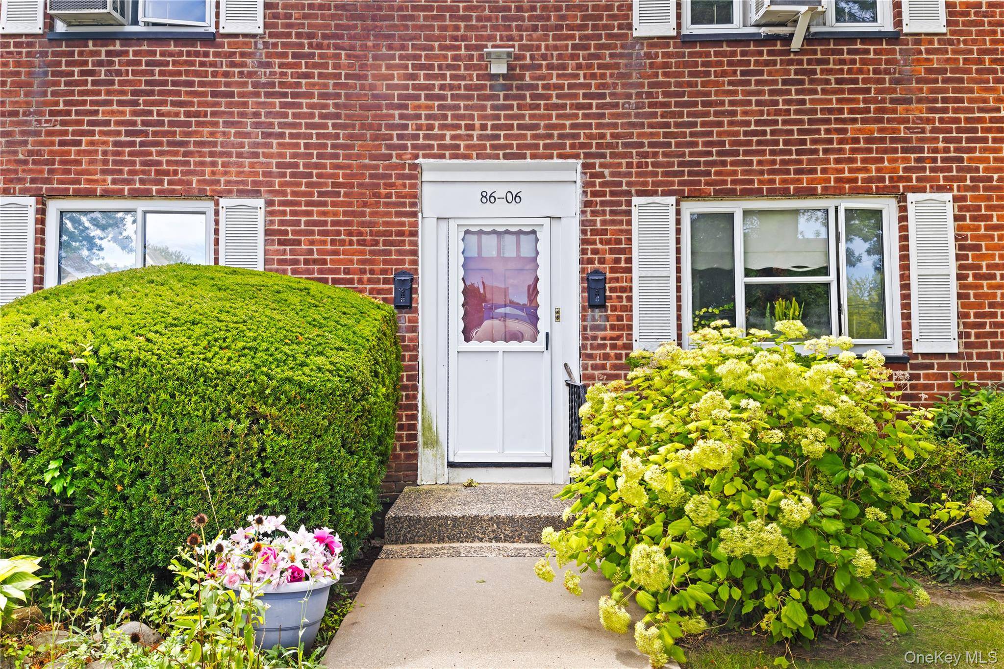 2 Bedroom Apartment for Sale in Queens Village - New York - USA - 1