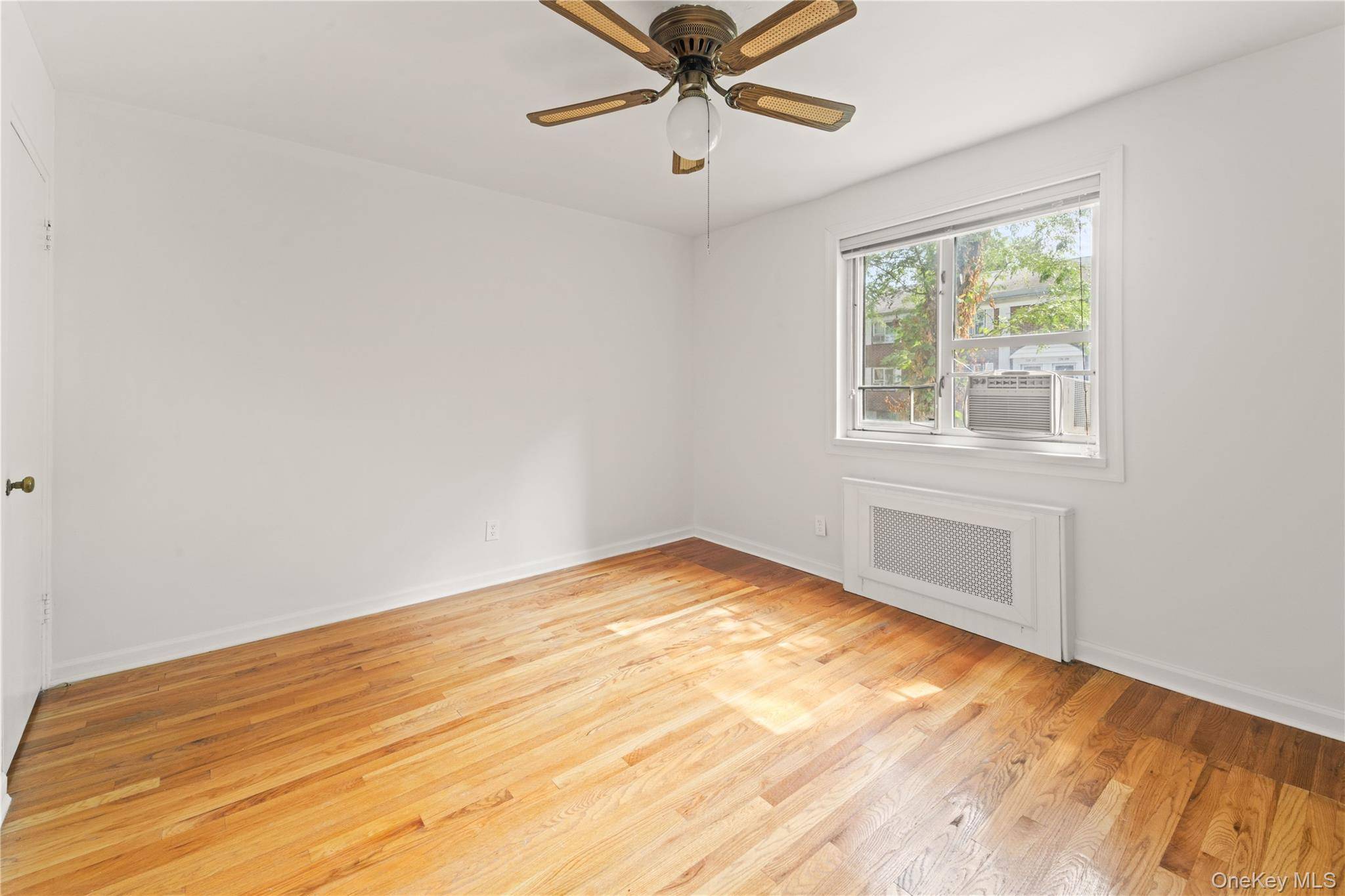 2 Bedroom Apartment for Sale in Queens Village - New York - USA - 7