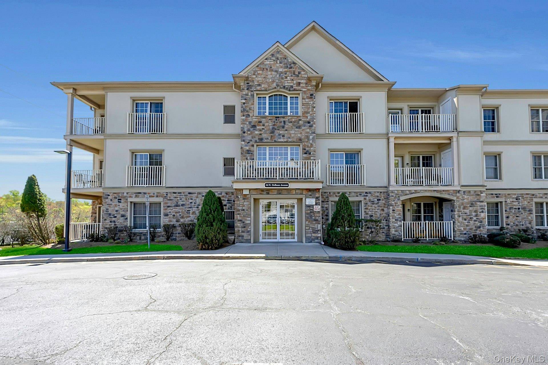 2 Bedroom Apartment for Sale in Suffern - New York - USA - 1