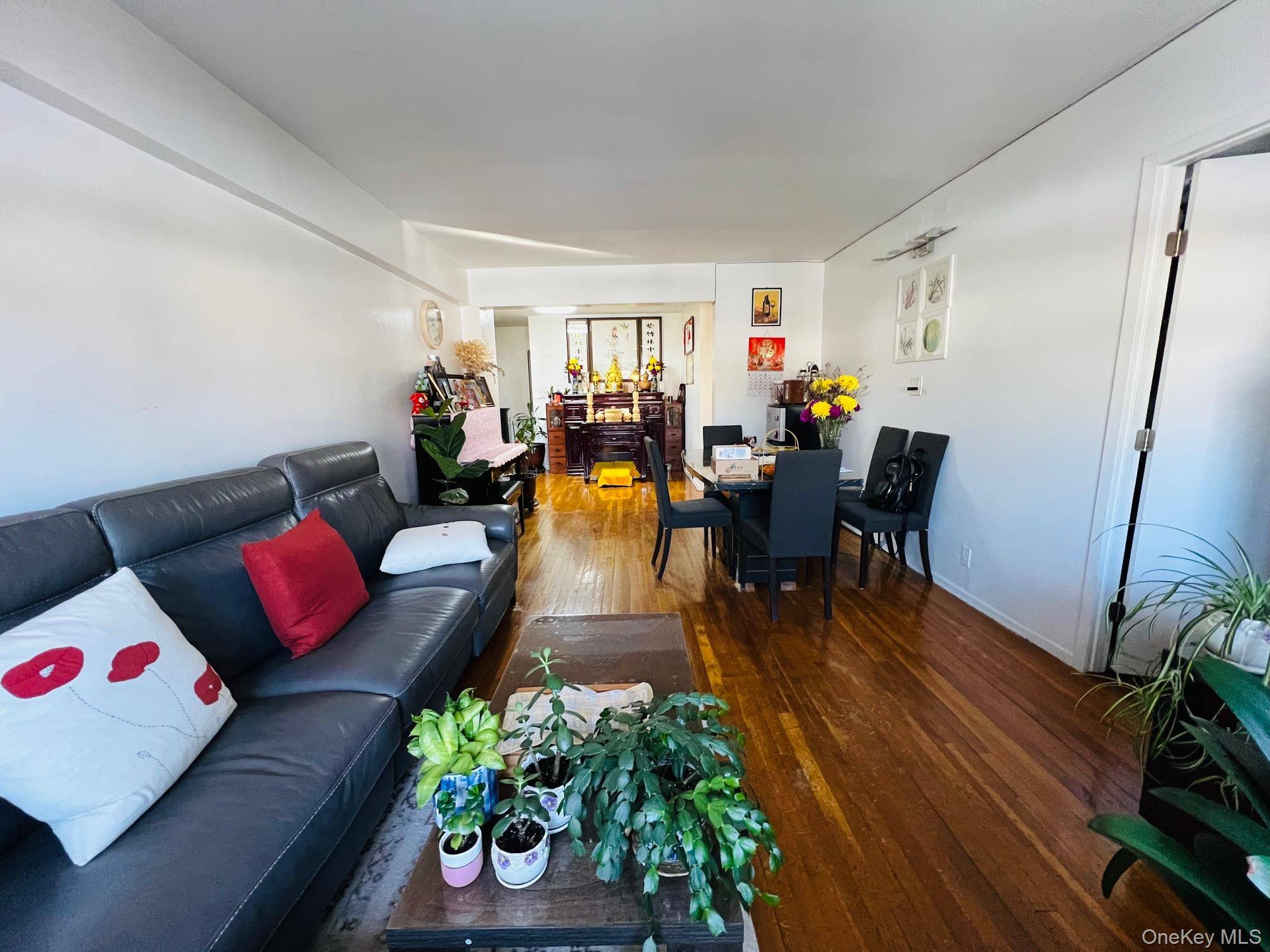 3 Bedroom Apartment for Sale in Queens Village - New York - USA - 2