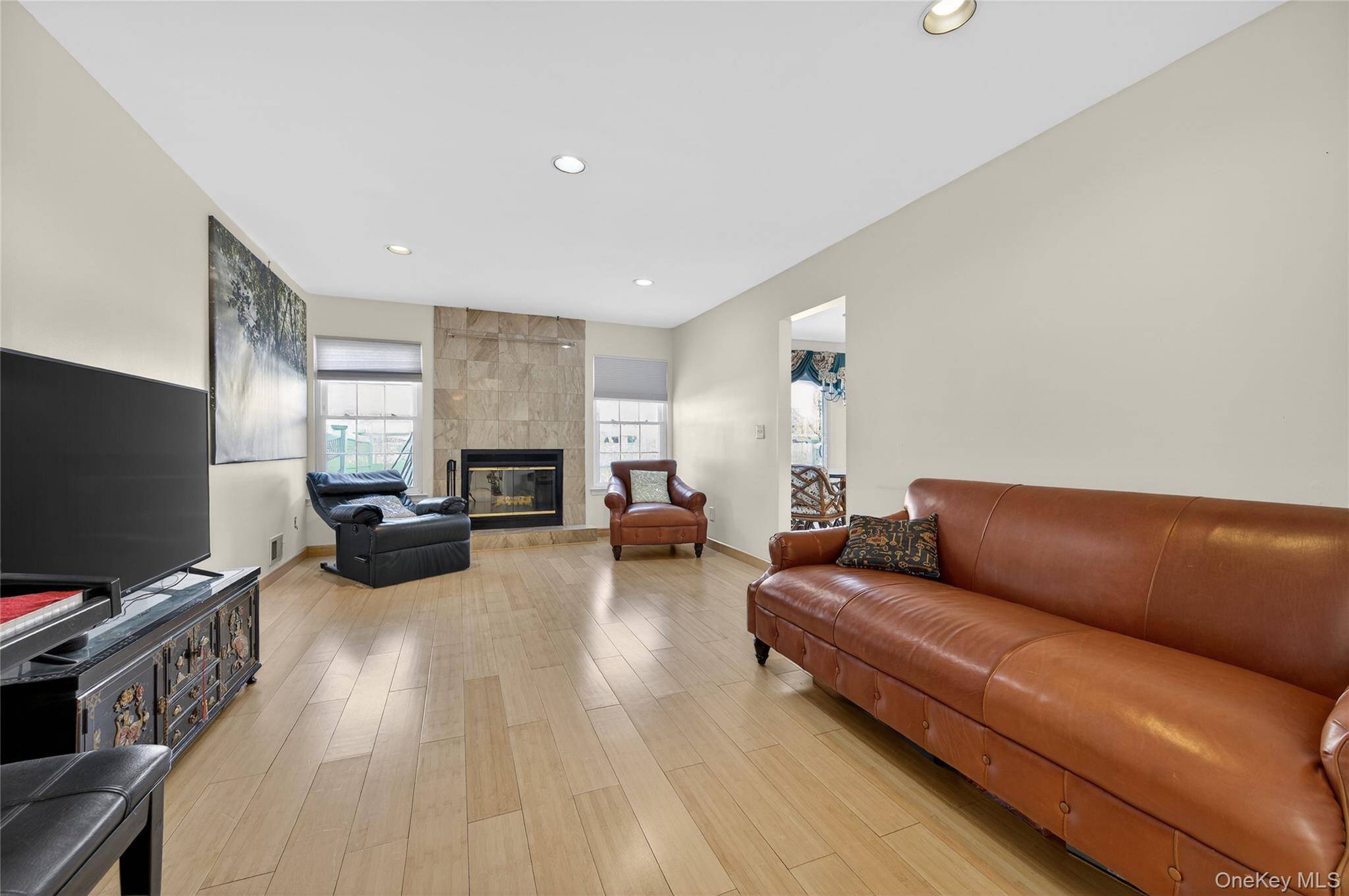 3 Bedroom Apartment for Sale in Syosset - New York - USA - 3