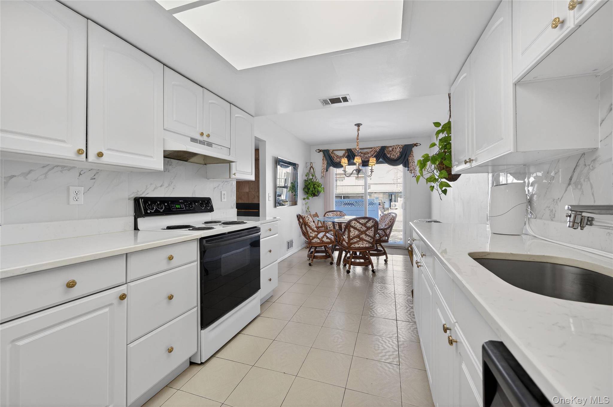 3 Bedroom Apartment for Sale in Syosset - New York - USA - 6