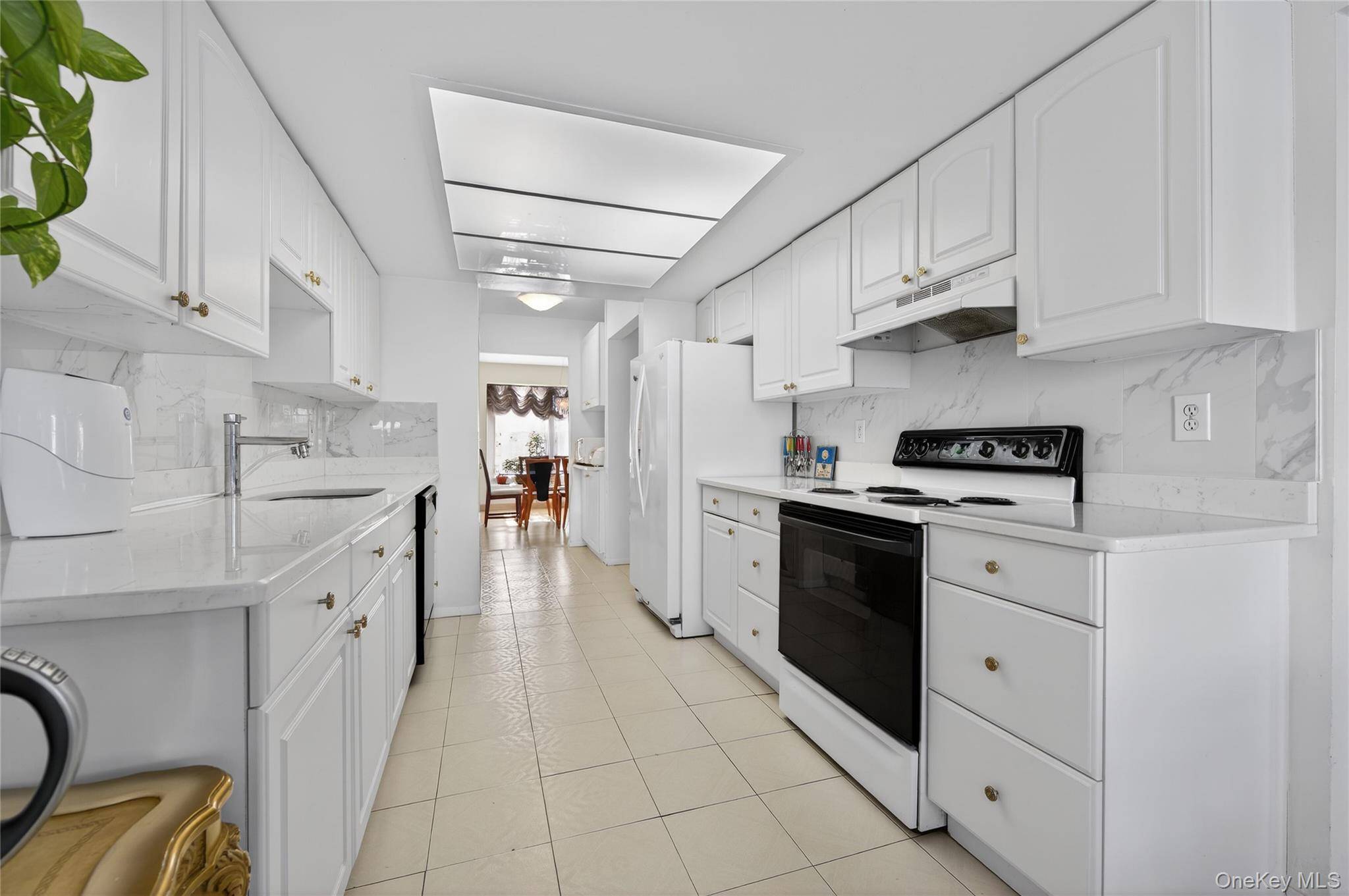 3 Bedroom Apartment for Sale in Syosset - New York - USA - 7