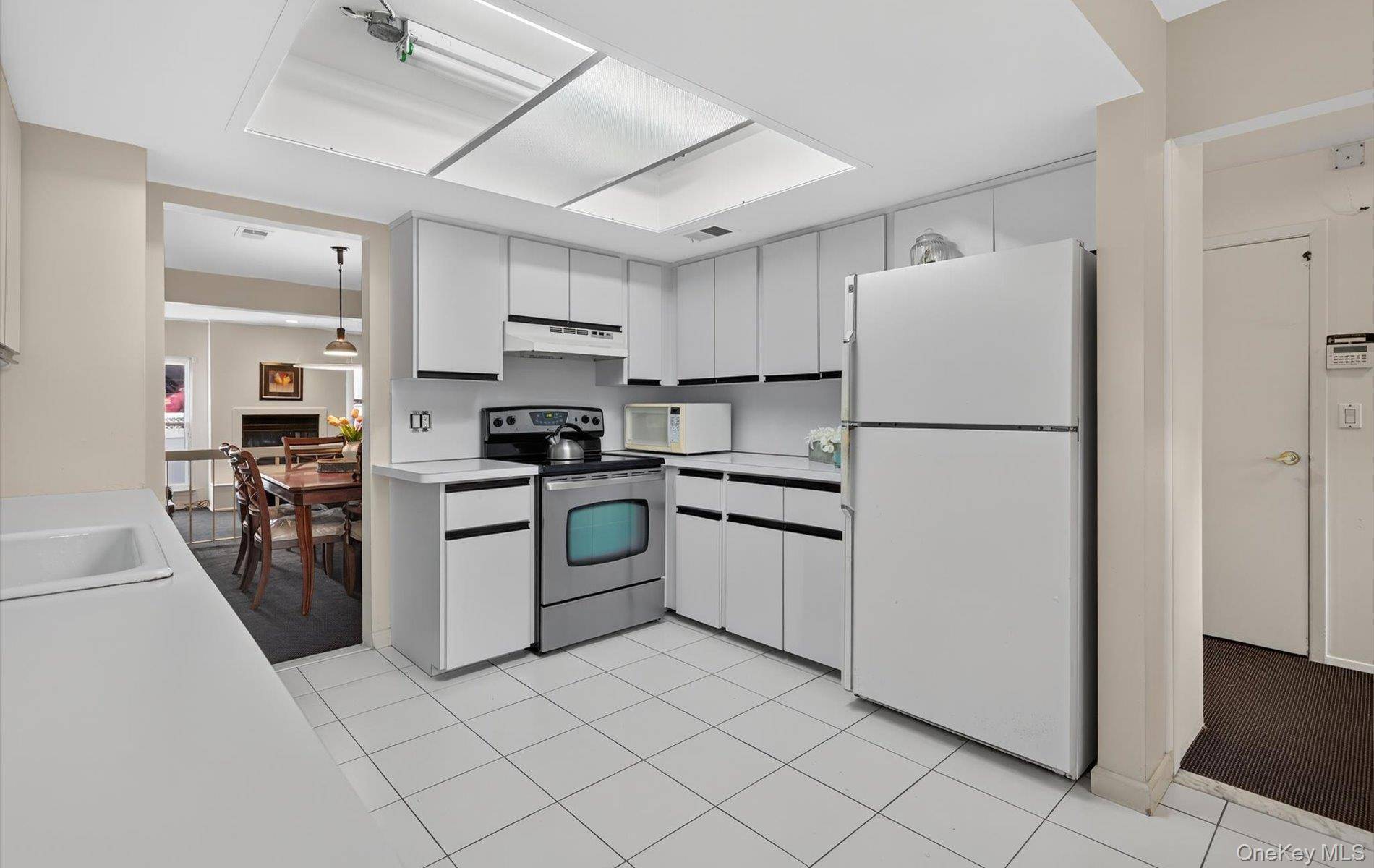 3 Bedroom Apartment for Sale in Syosset - New York - USA - 4
