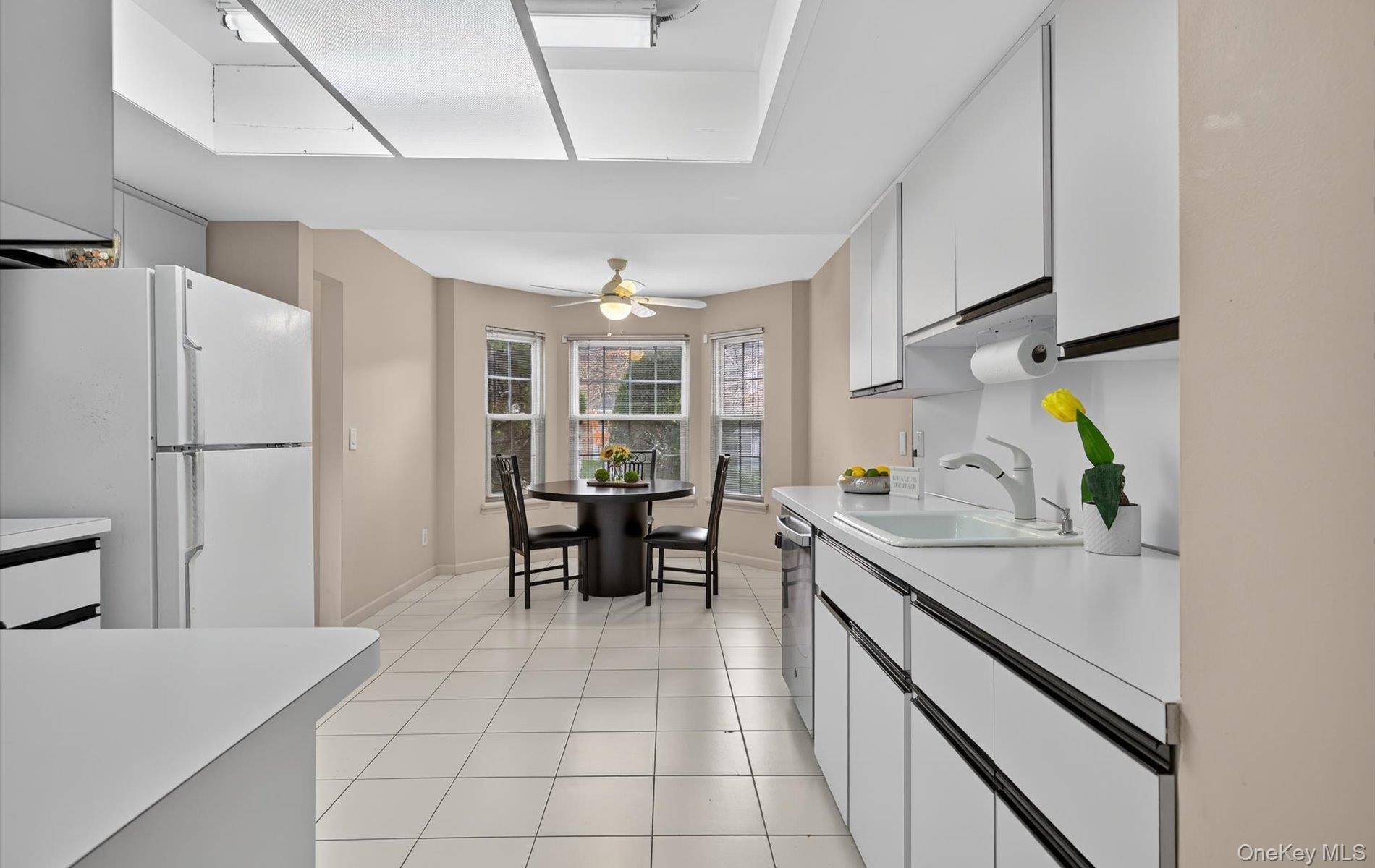 3 Bedroom Apartment for Sale in Syosset - New York - USA - 5