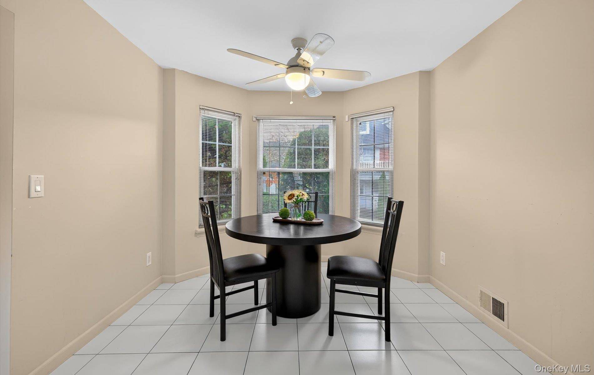 3 Bedroom Apartment for Sale in Syosset - New York - USA - 7