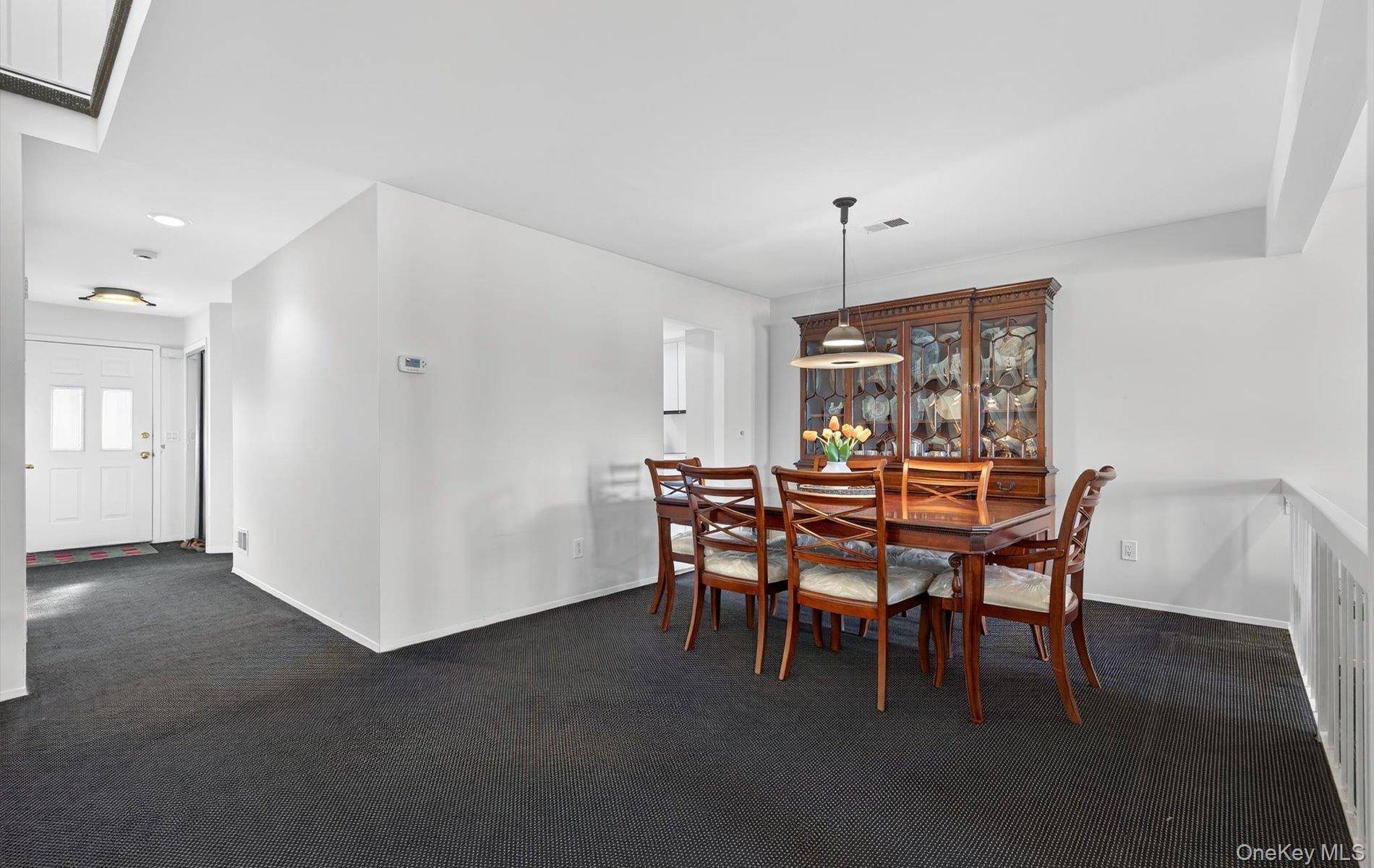 3 Bedroom Apartment for Sale in Syosset - New York - USA - 8