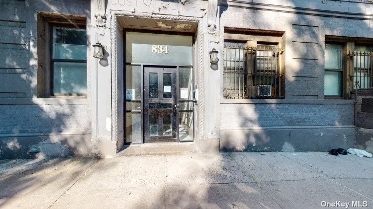 Apartamento de 2 Dormitórios à Venda em 834 Riverside Drive – Manhattan – New York – NY - 1
