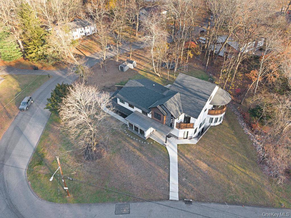 Casa com 10 Quartos à Venda em Suffern - Nova Iorque - EUA - 2