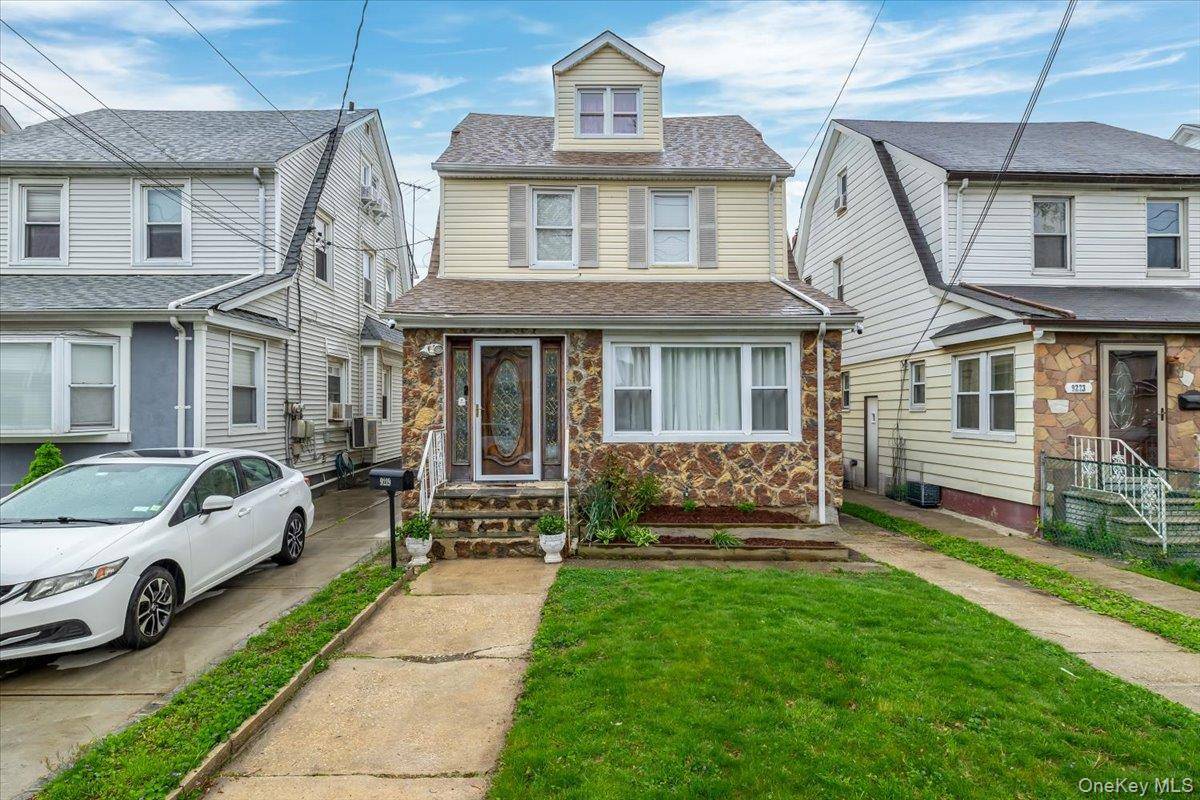 Home with 2 Bedrooms for Sale in Queens Village - New York - USA - 1