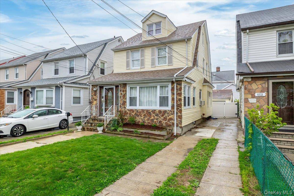 Home with 2 Bedrooms for Sale in Queens Village - New York - USA - 2
