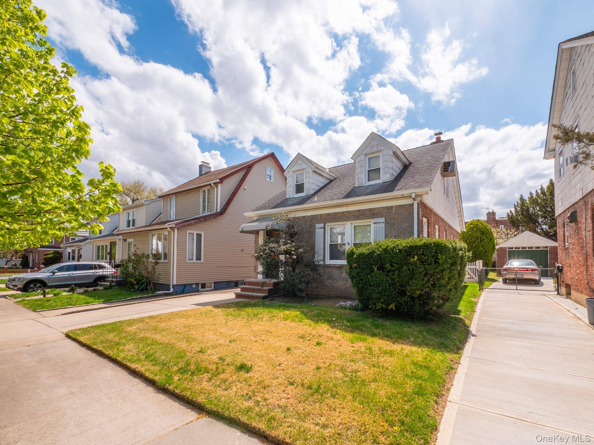 Home with 2 Bedrooms for Sale in Queens Village - New York - USA - 2