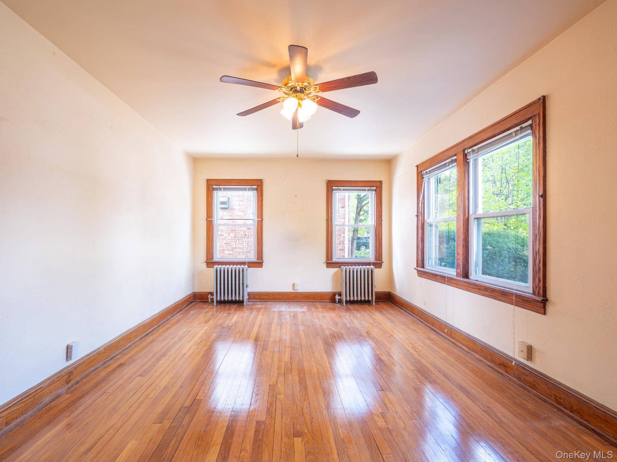 Home with 2 Bedrooms for Sale in Queens Village - New York - USA - 5