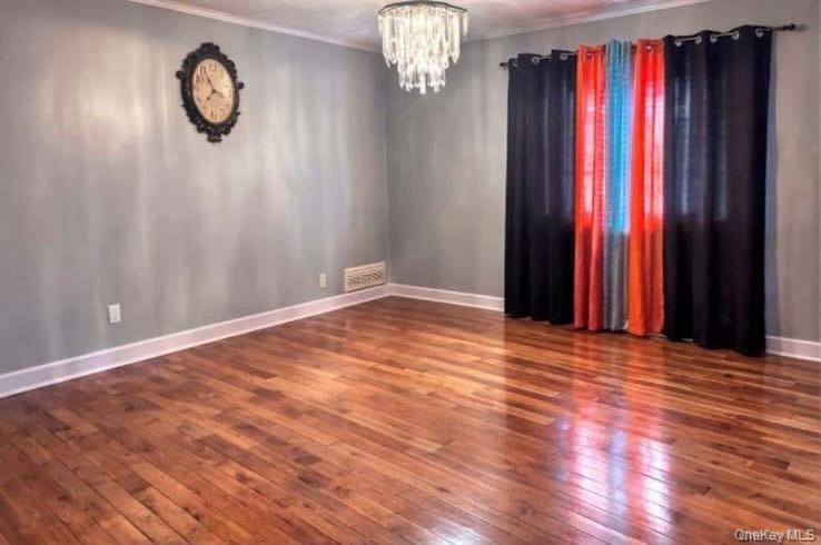 Home with 2 Bedrooms for Sale in Queens Village - New York - USA - 2