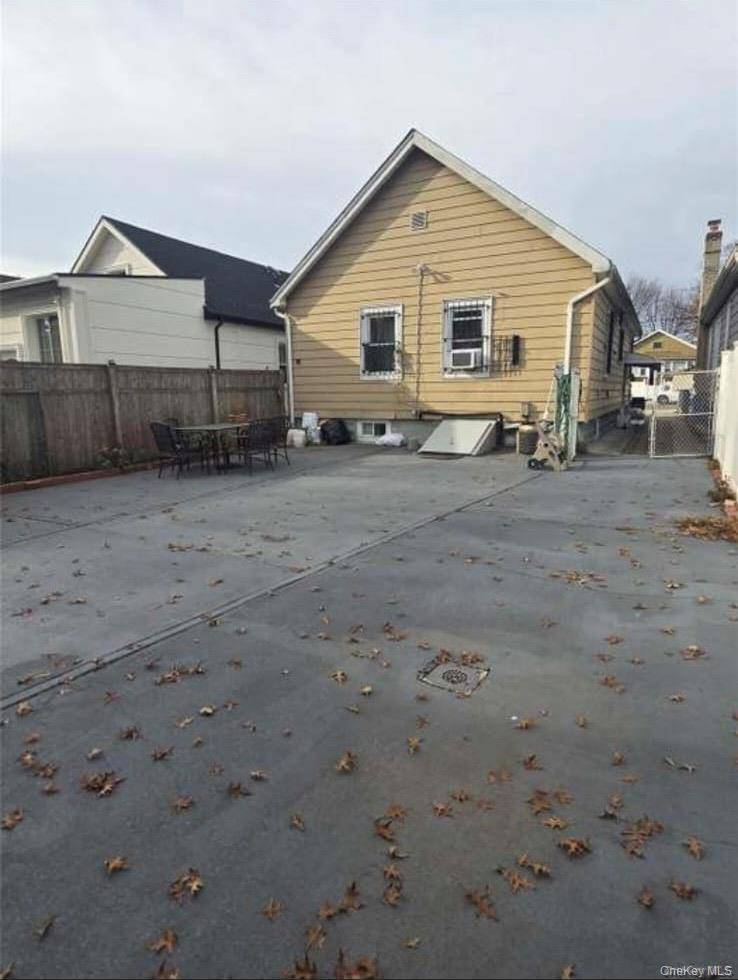 Home with 2 Bedrooms for Sale in Queens Village - New York - USA - 4