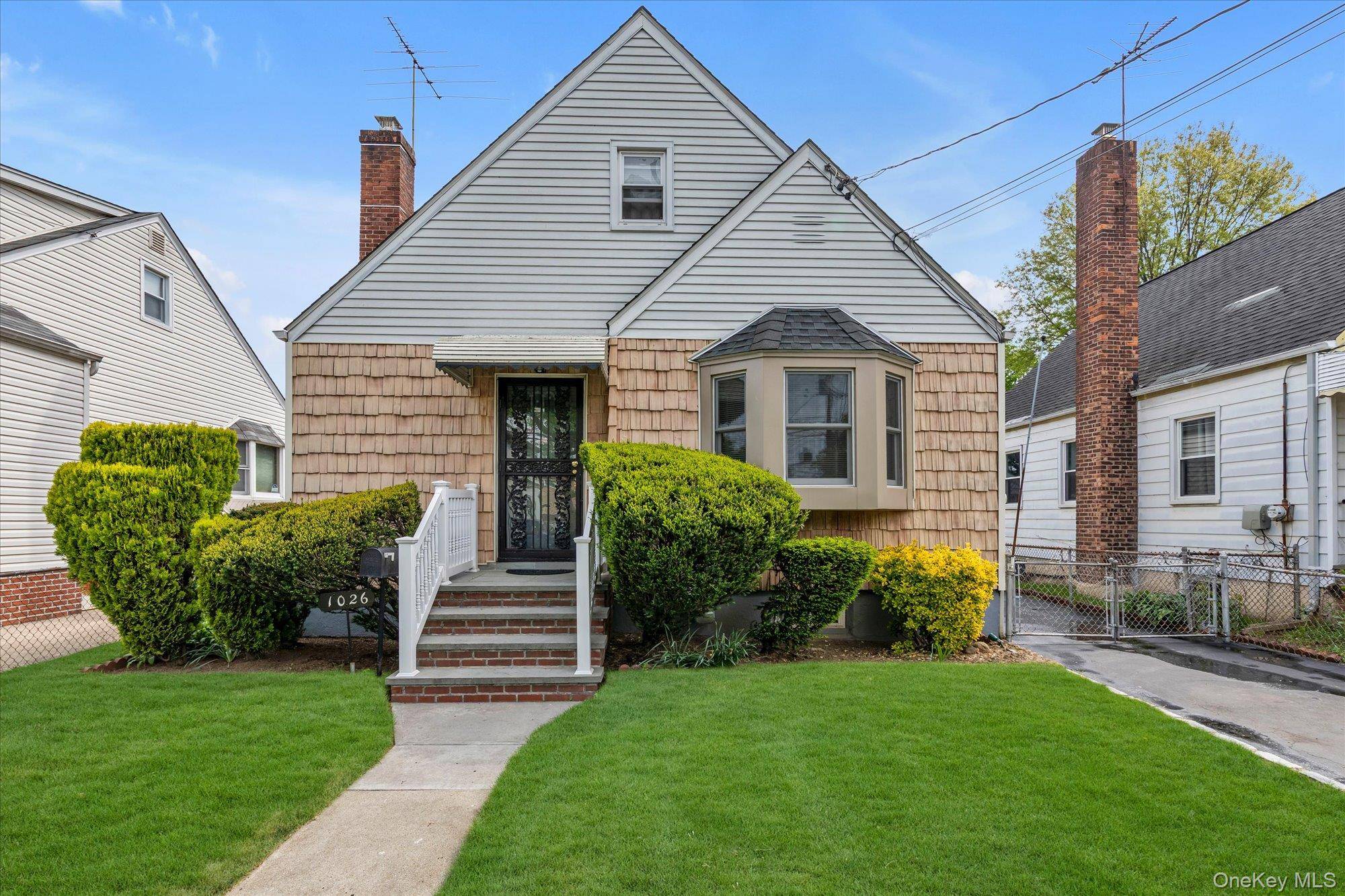 3 Bedroom Home for Sale in New Hyde Park - New York - USA - 1
