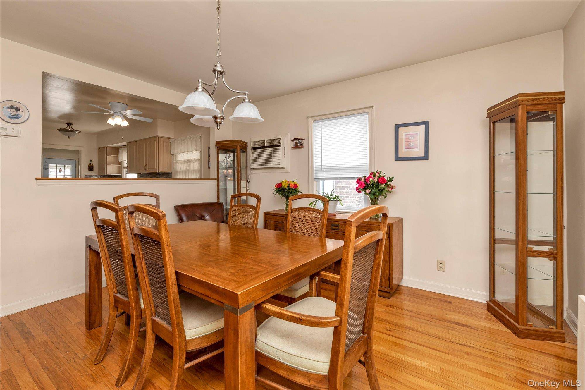 3 Bedroom Home for Sale in New Hyde Park - New York - USA - 2