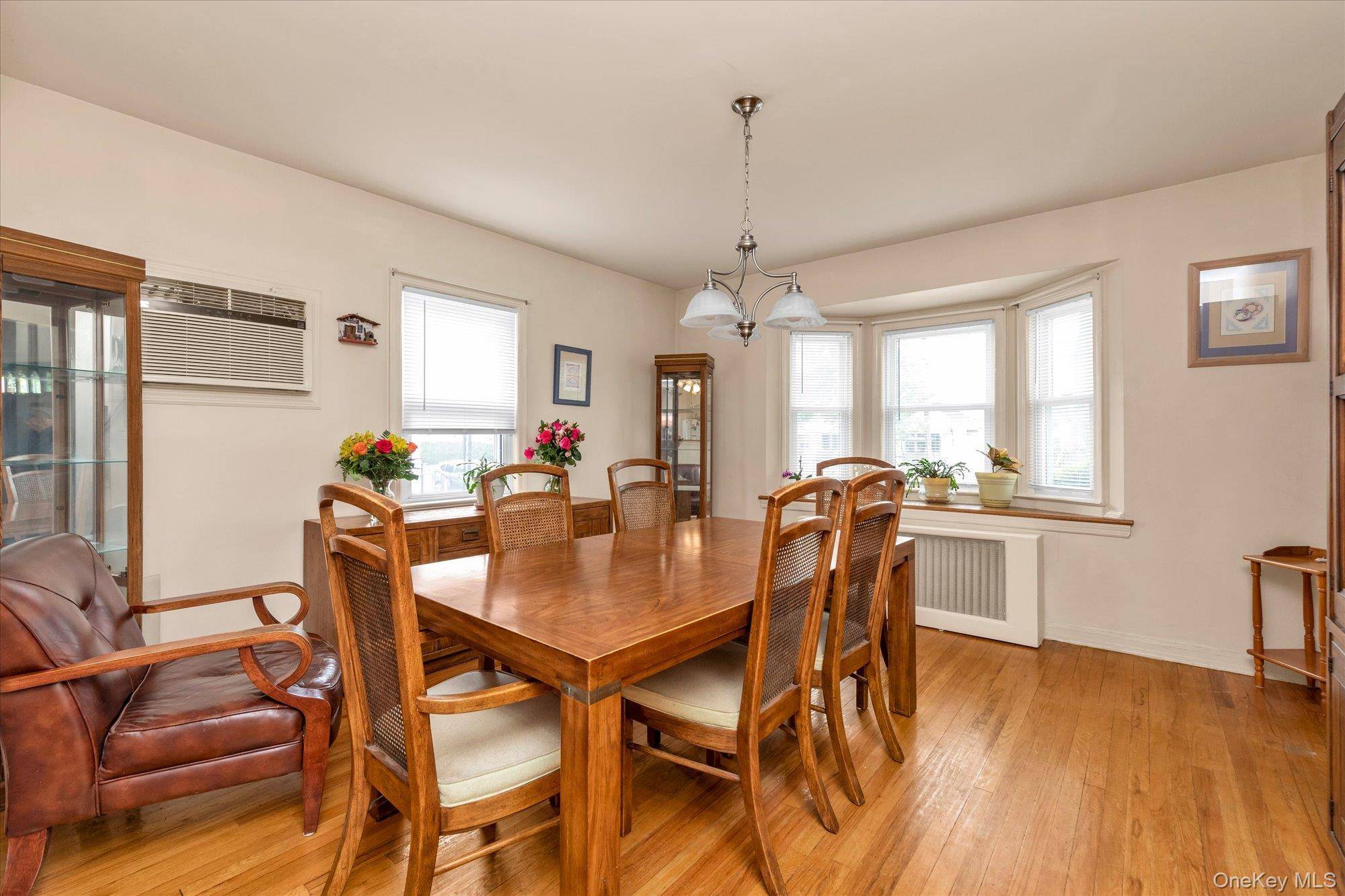 3 Bedroom Home for Sale in New Hyde Park - New York - USA - 3