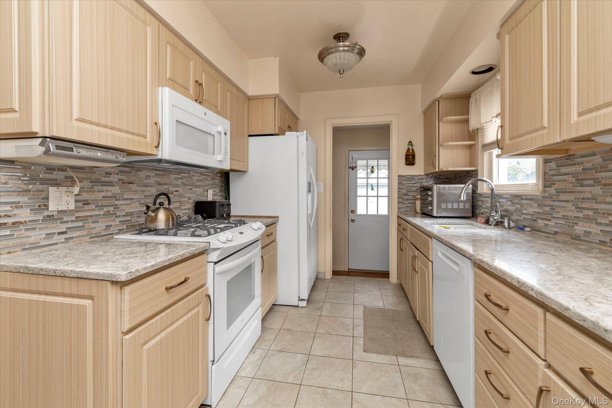 3 Bedroom Home for Sale in New Hyde Park - New York - USA - 6