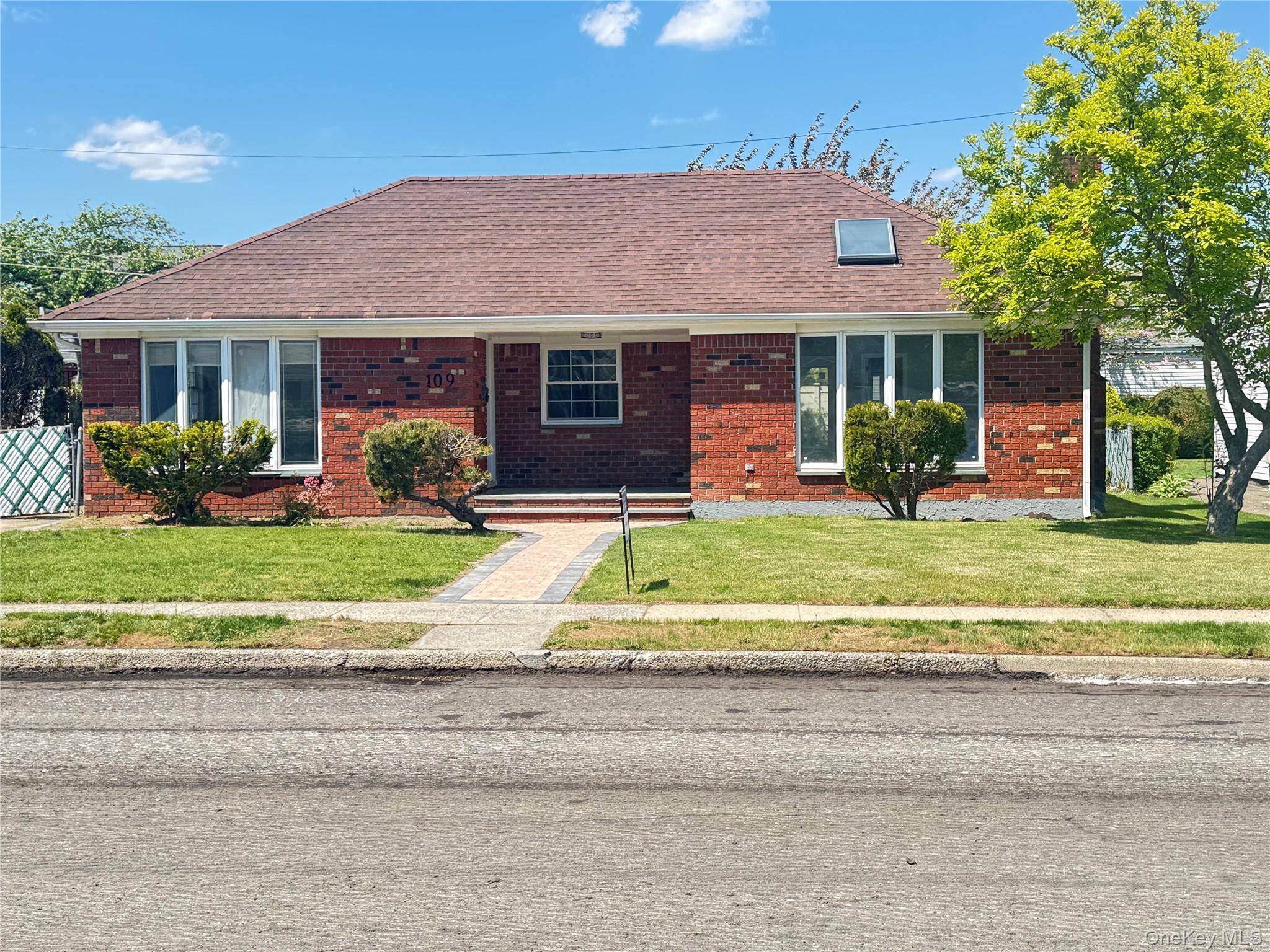 3 Bedroom Home for Sale in New Hyde Park - New York - USA - 1