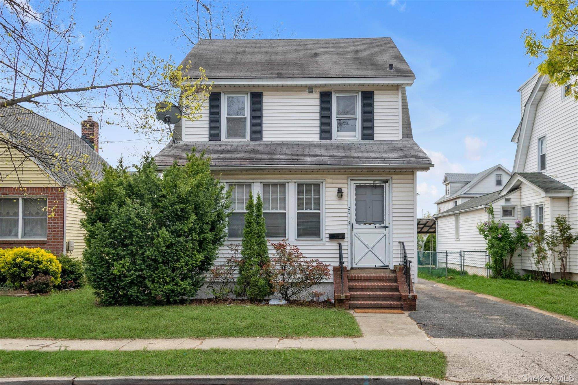 3 Bedroom Home for Sale in New Hyde Park - New York - USA - 1