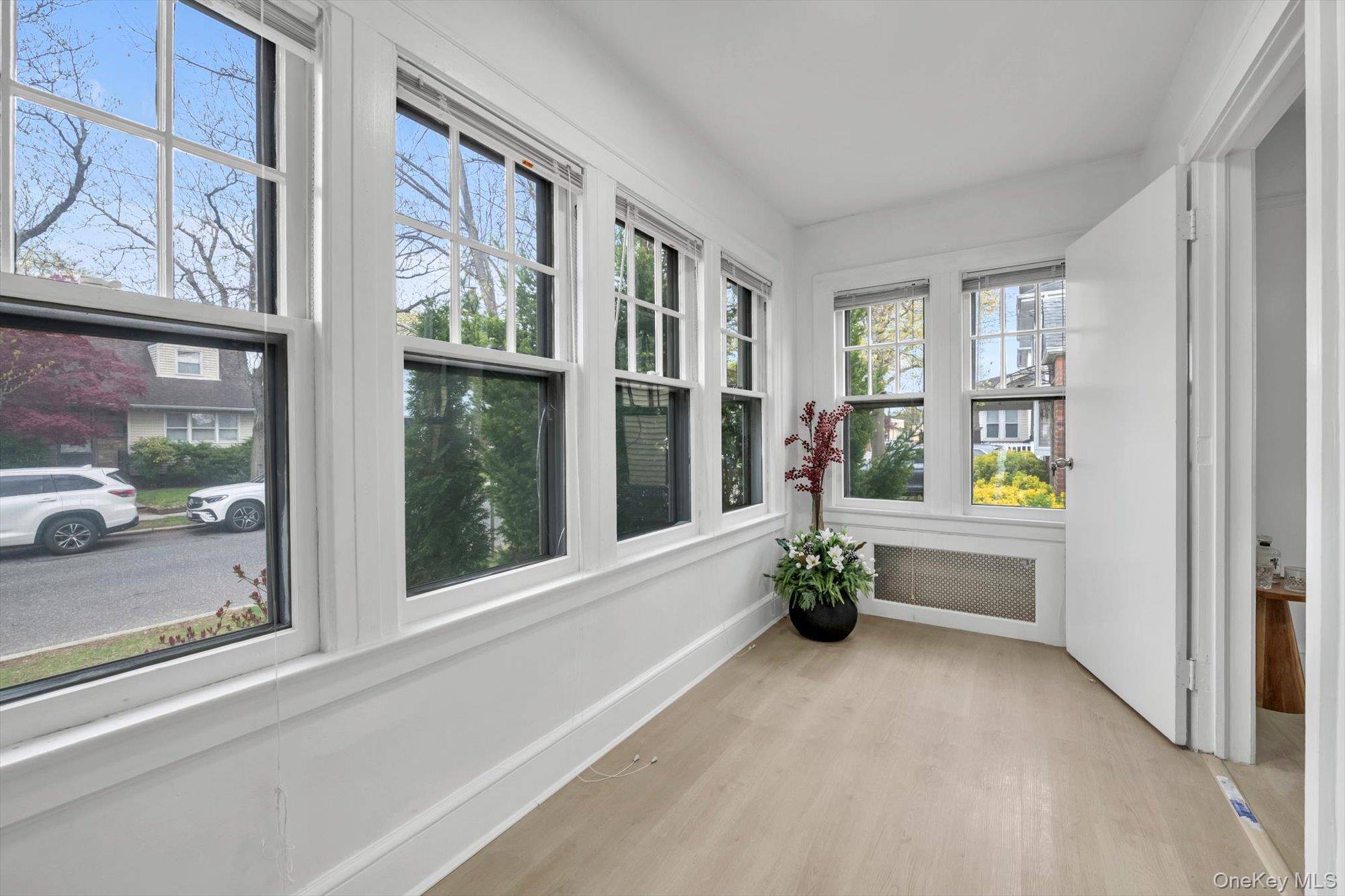 3 Bedroom Home for Sale in New Hyde Park - New York - USA - 4