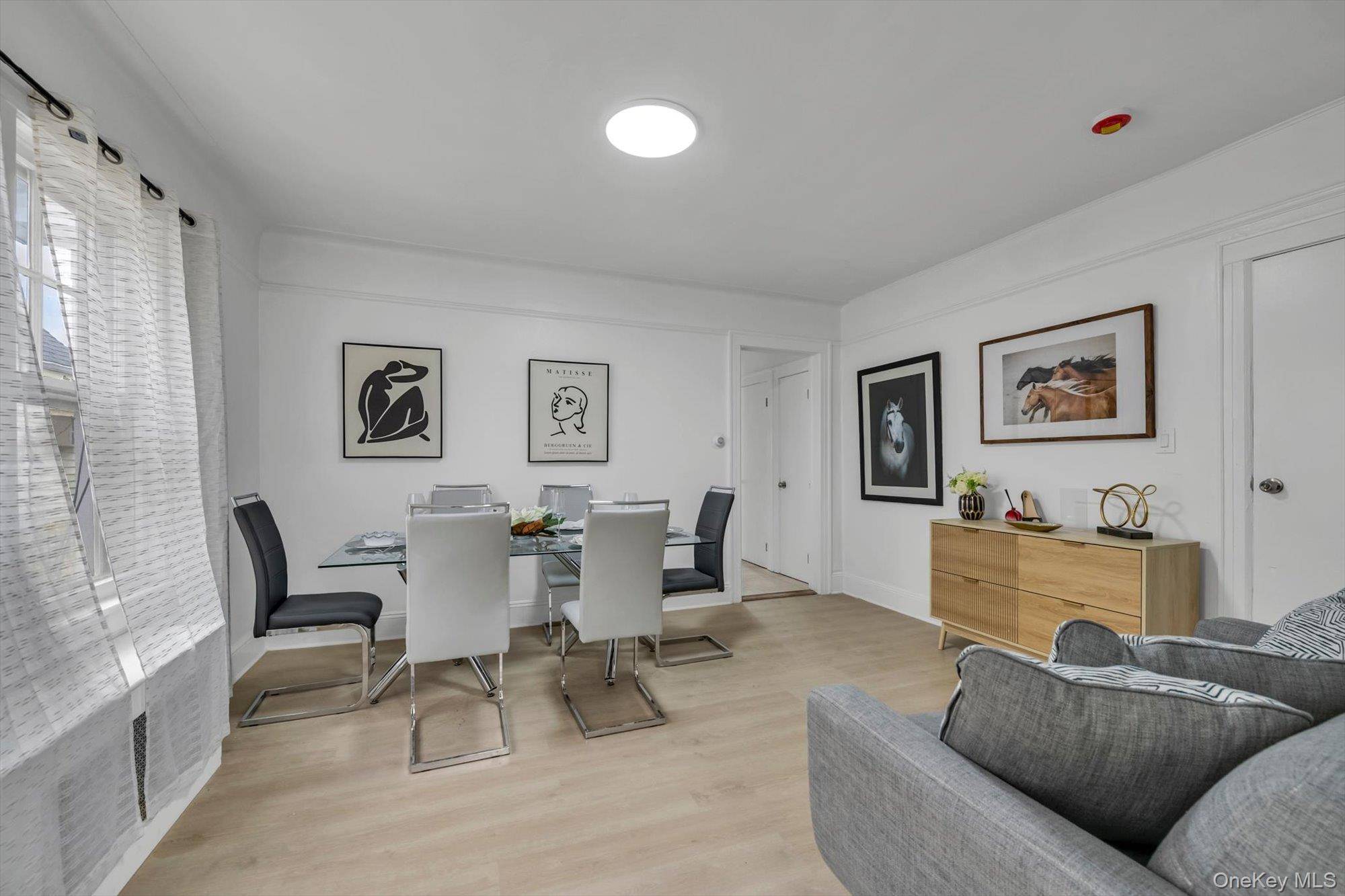 3 Bedroom Home for Sale in New Hyde Park - New York - USA - 6