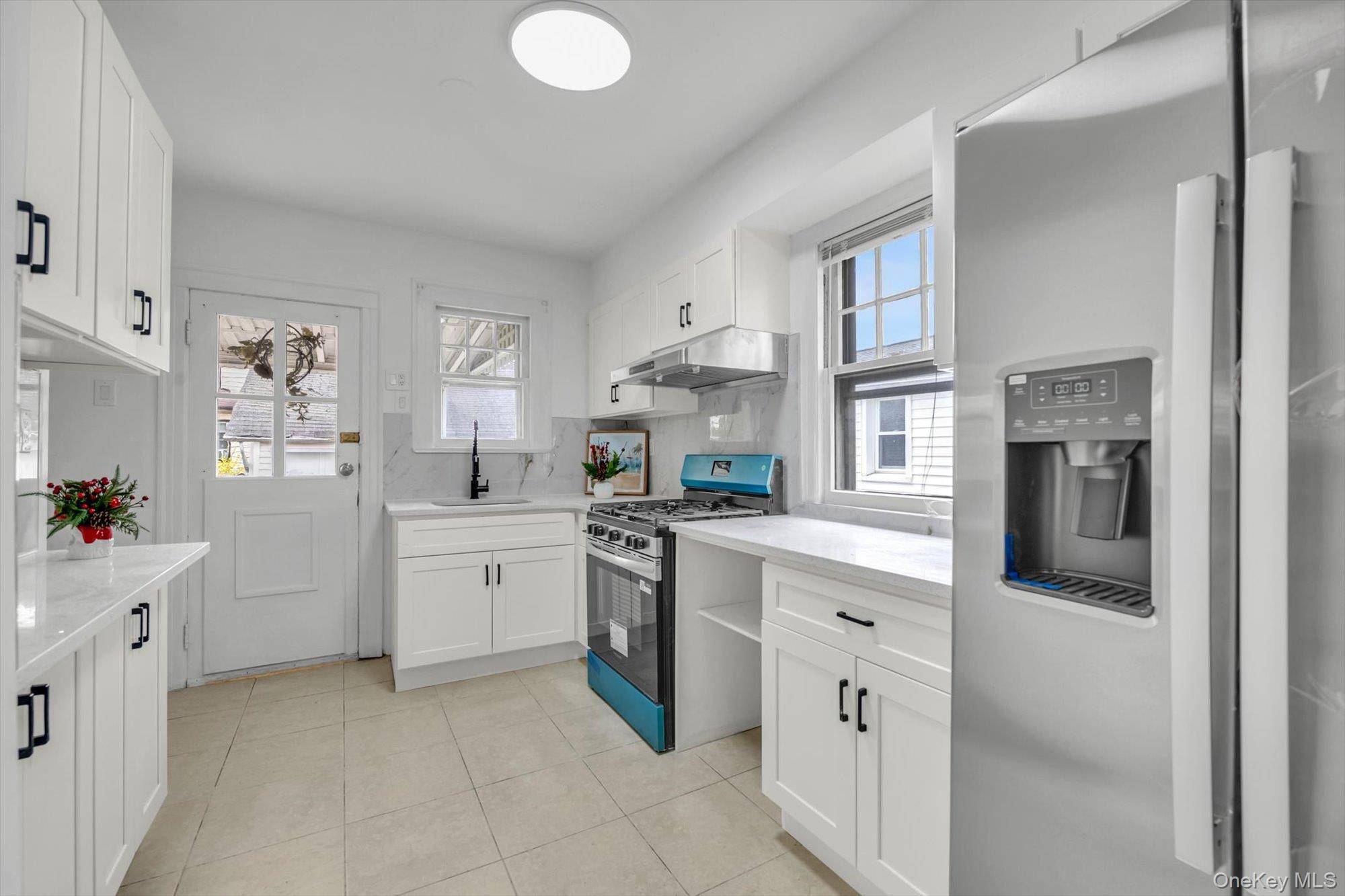 3 Bedroom Home for Sale in New Hyde Park - New York - USA - 8