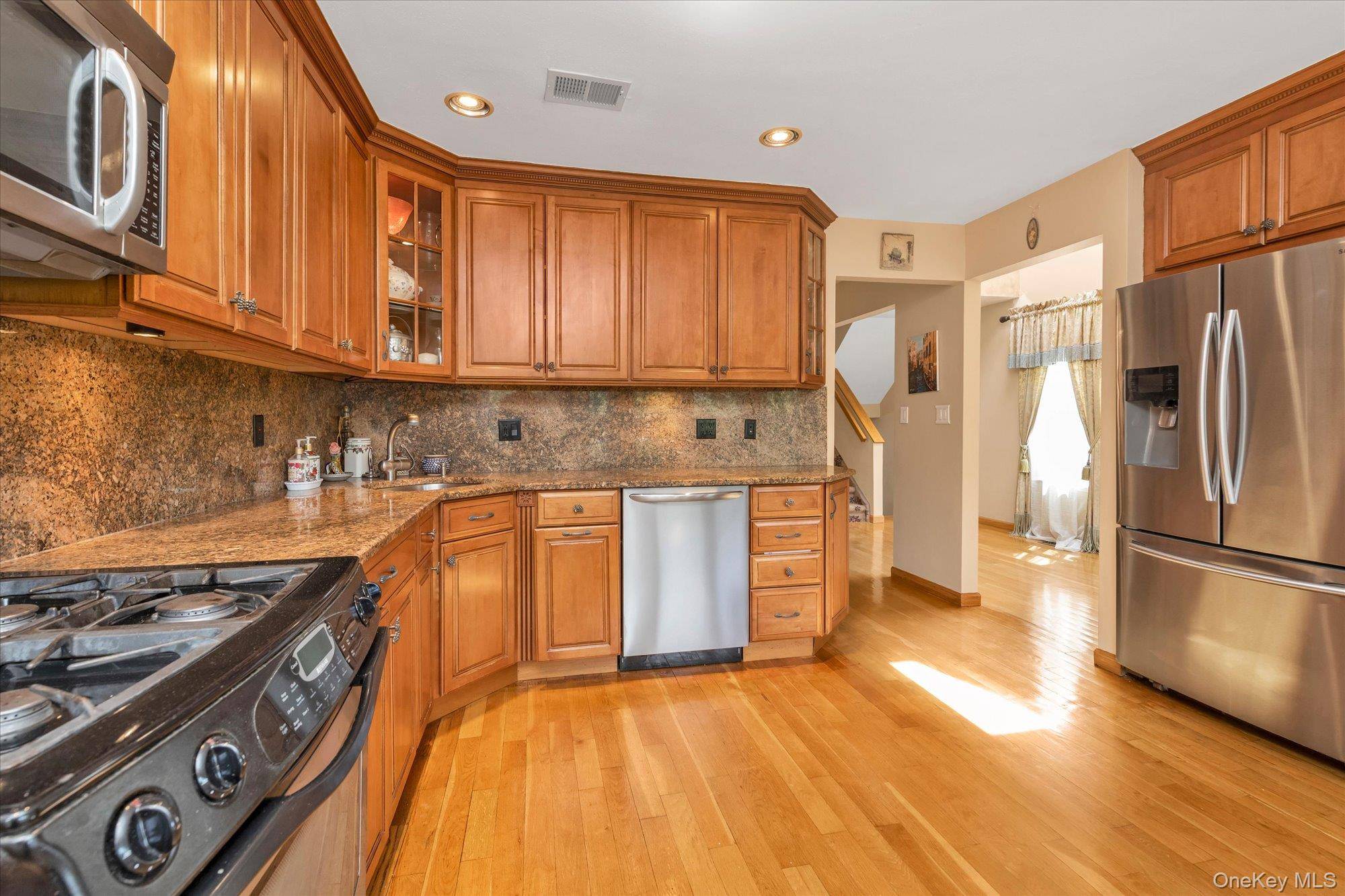 3 Bedroom Home for Sale in New Hyde Park - New York - USA - 1
