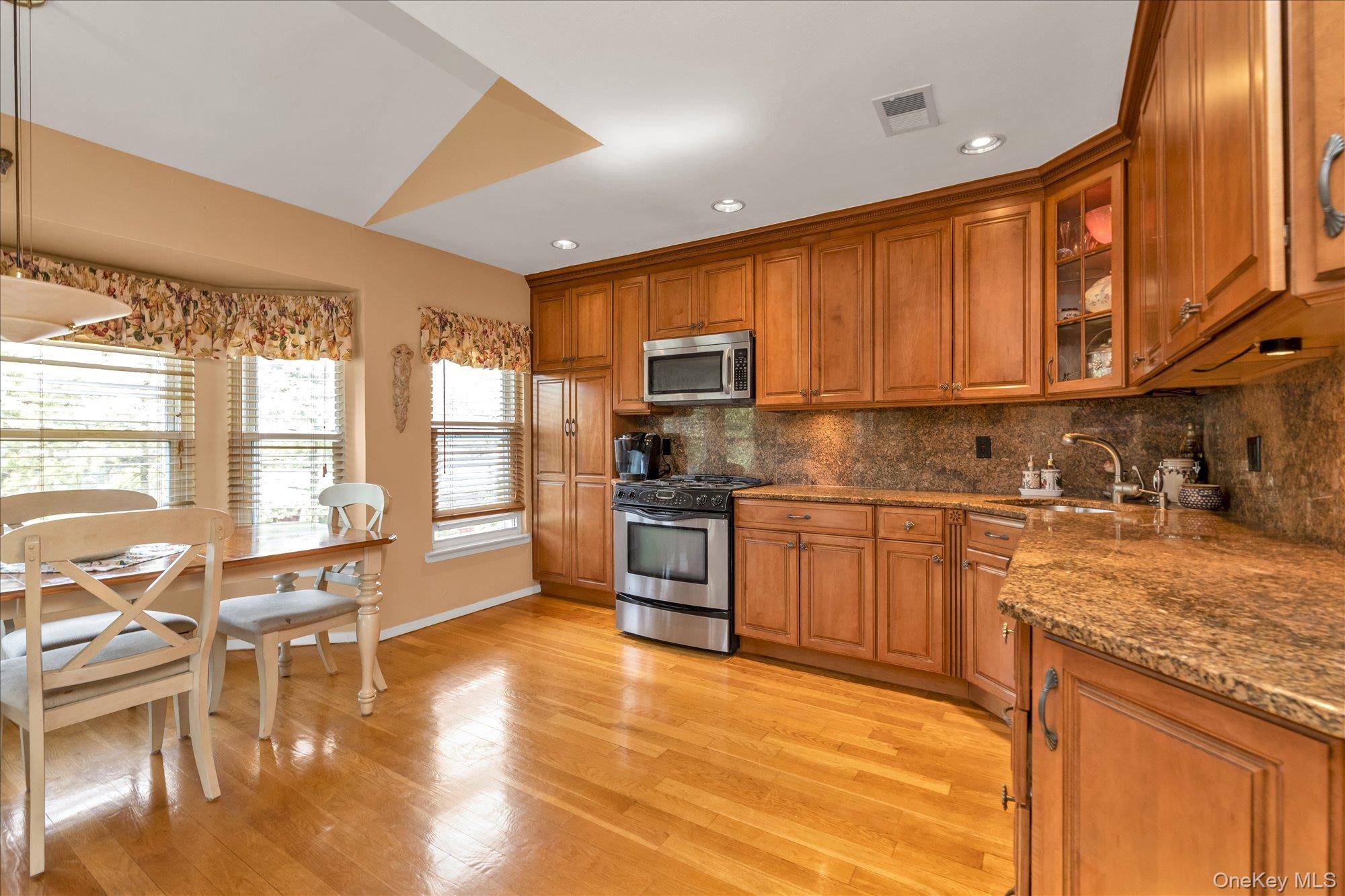3 Bedroom Home for Sale in New Hyde Park - New York - USA - 3
