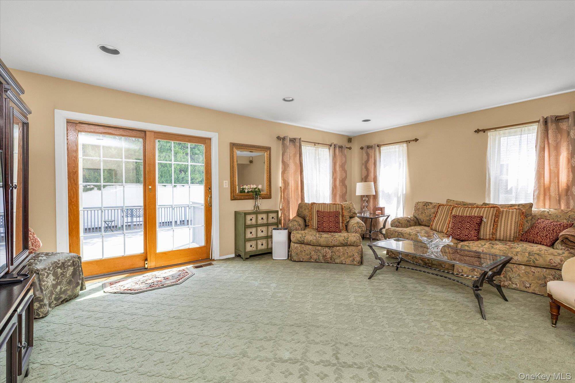 3 Bedroom Home for Sale in New Hyde Park - New York - USA - 8