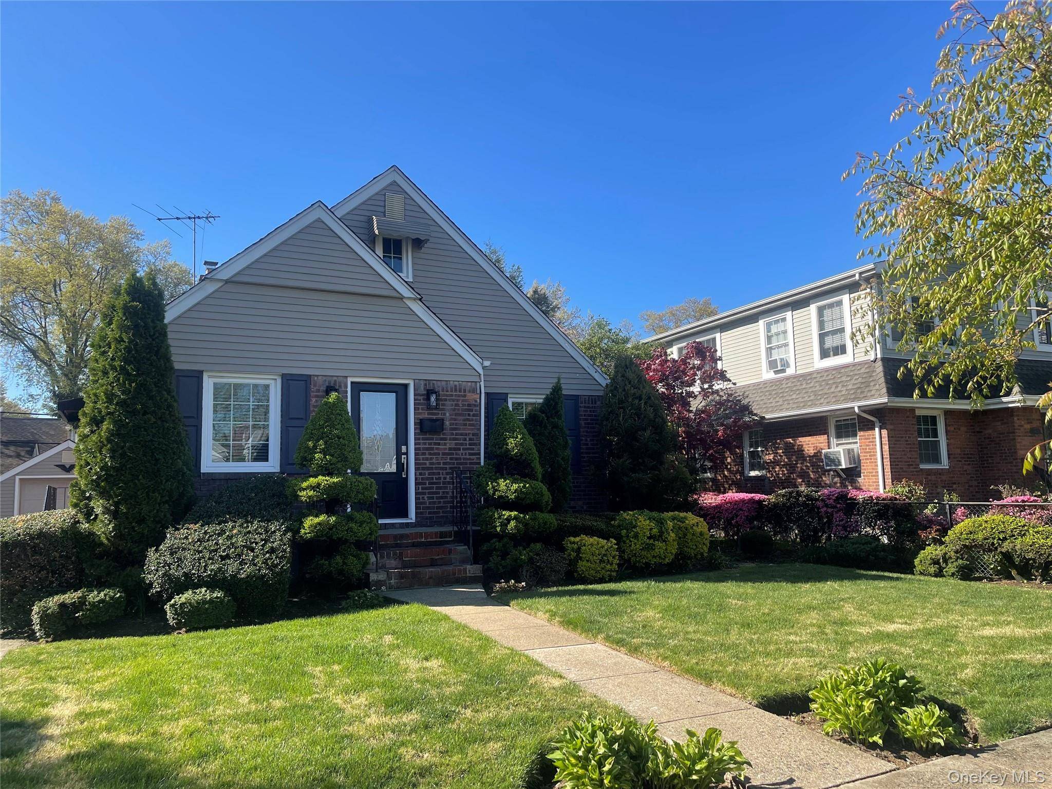 3 Bedroom Home for Sale in New Hyde Park - New York - USA - 1