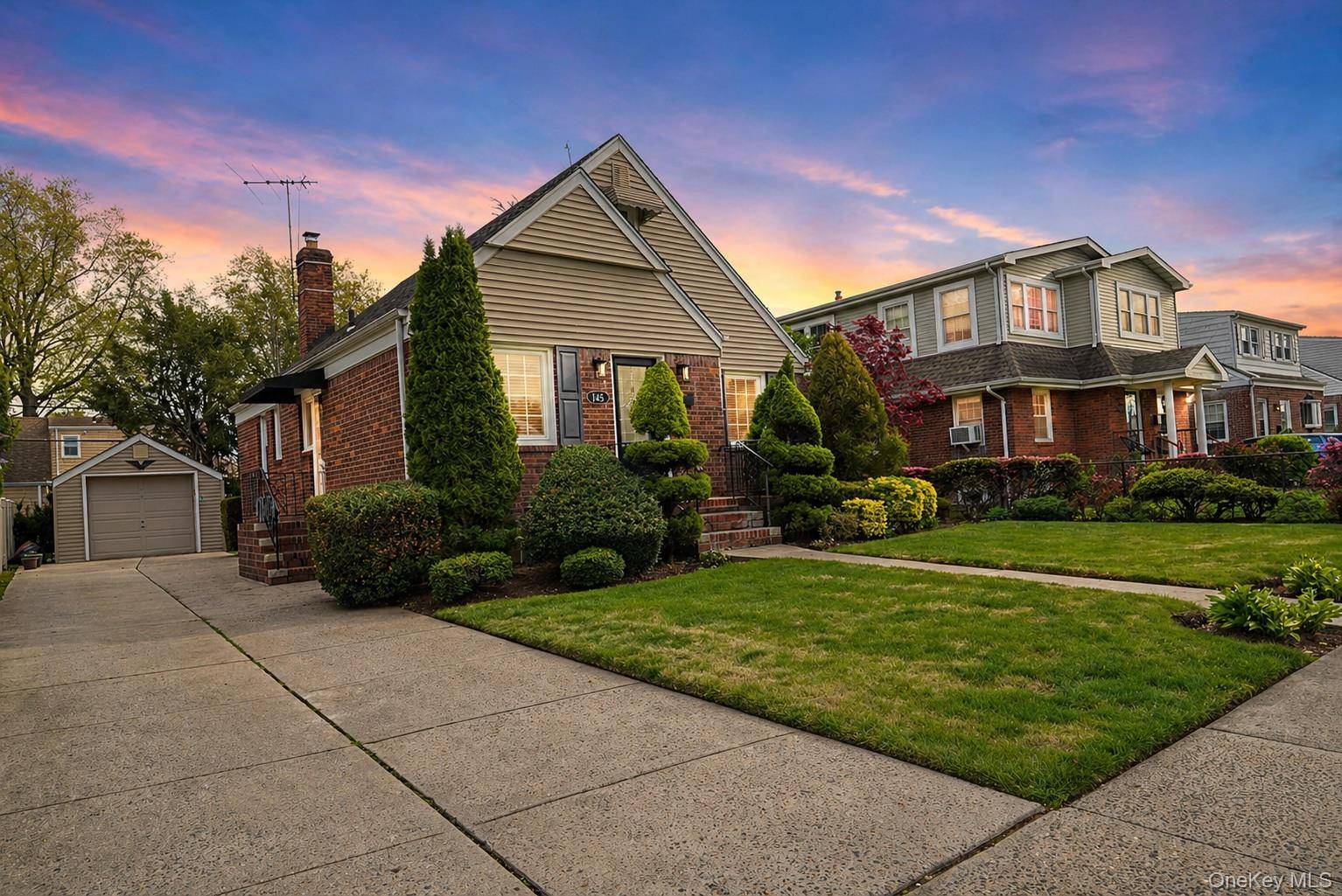 3 Bedroom Home for Sale in New Hyde Park - New York - USA - 2