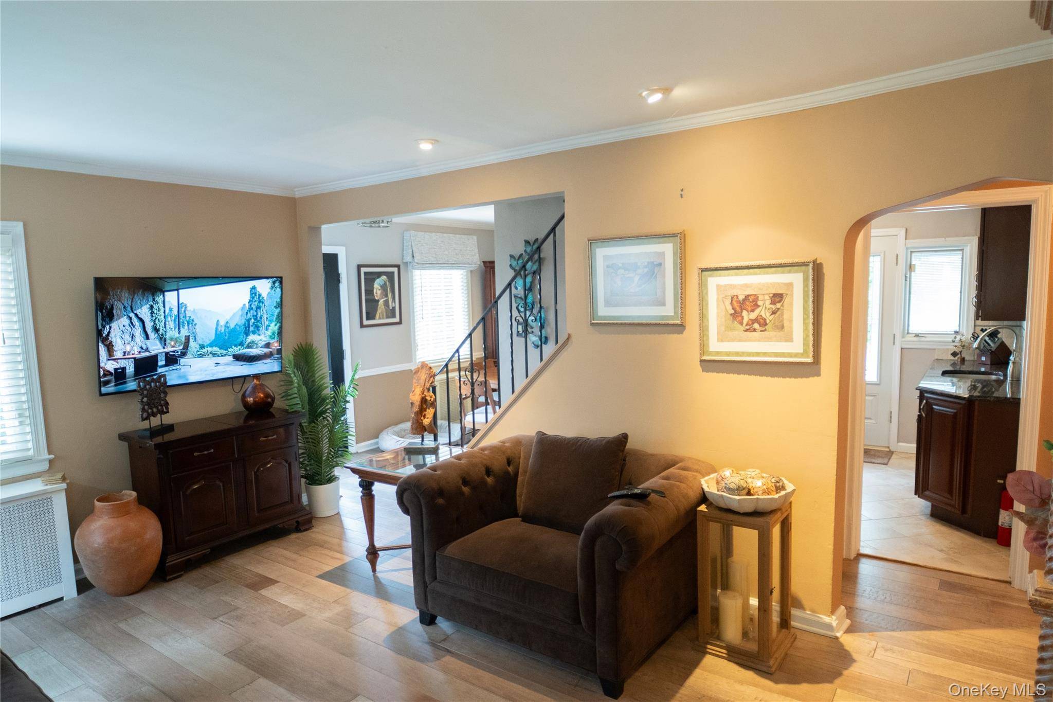 3 Bedroom Home for Sale in New Hyde Park - New York - USA - 7