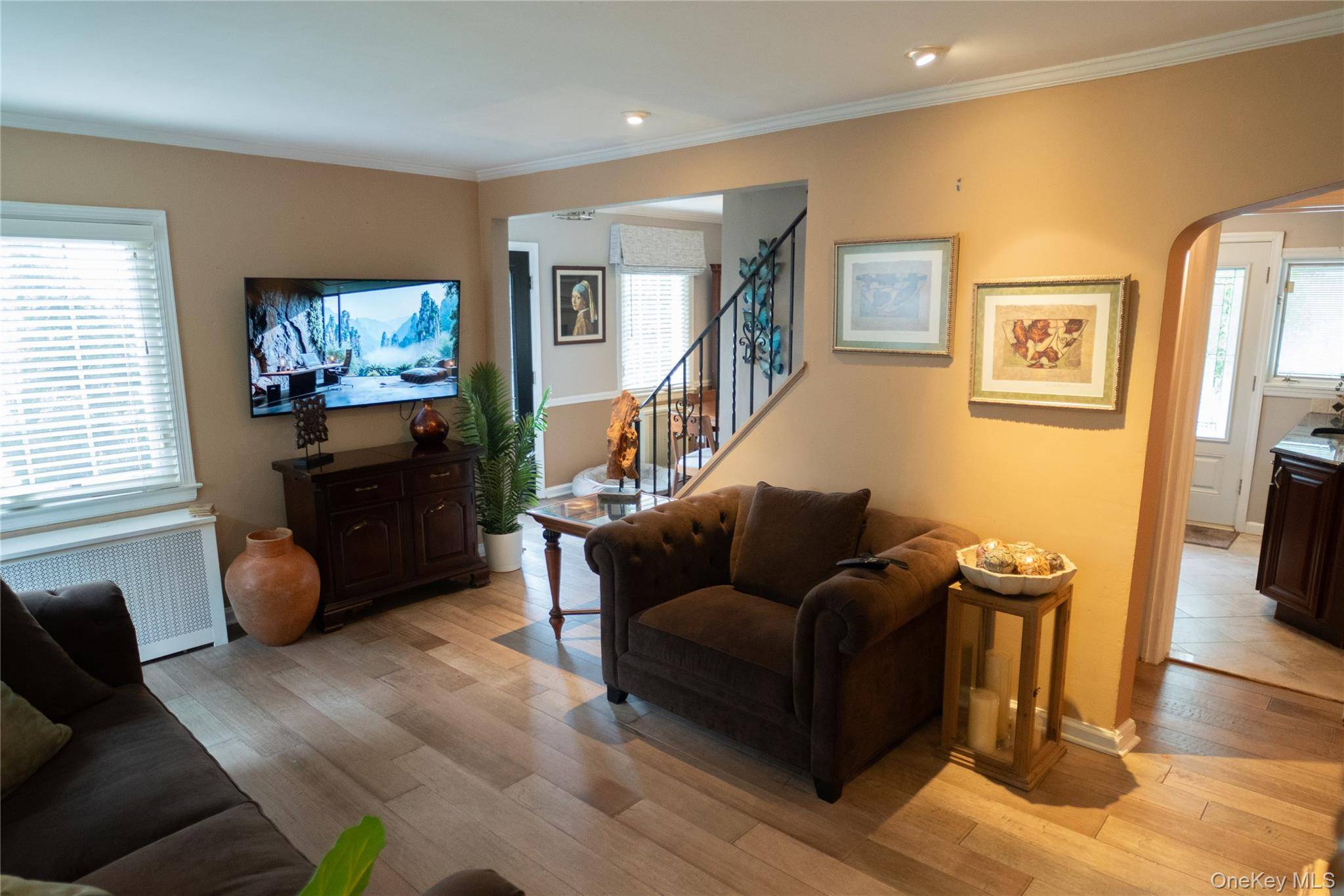 3 Bedroom Home for Sale in New Hyde Park - New York - USA - 8