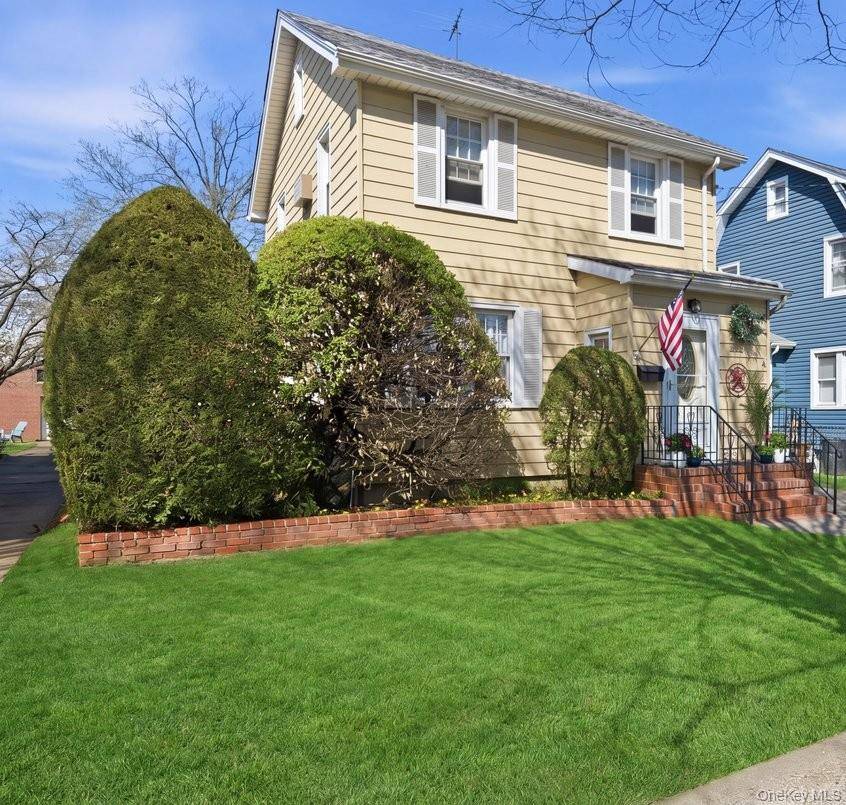3 Bedroom Home for Sale in New Hyde Park - New York - USA - 2