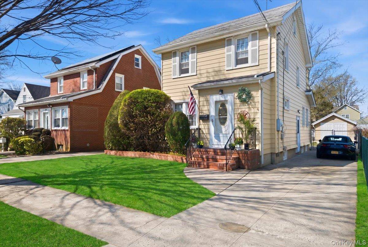 3 Bedroom Home for Sale in New Hyde Park - New York - USA - 3