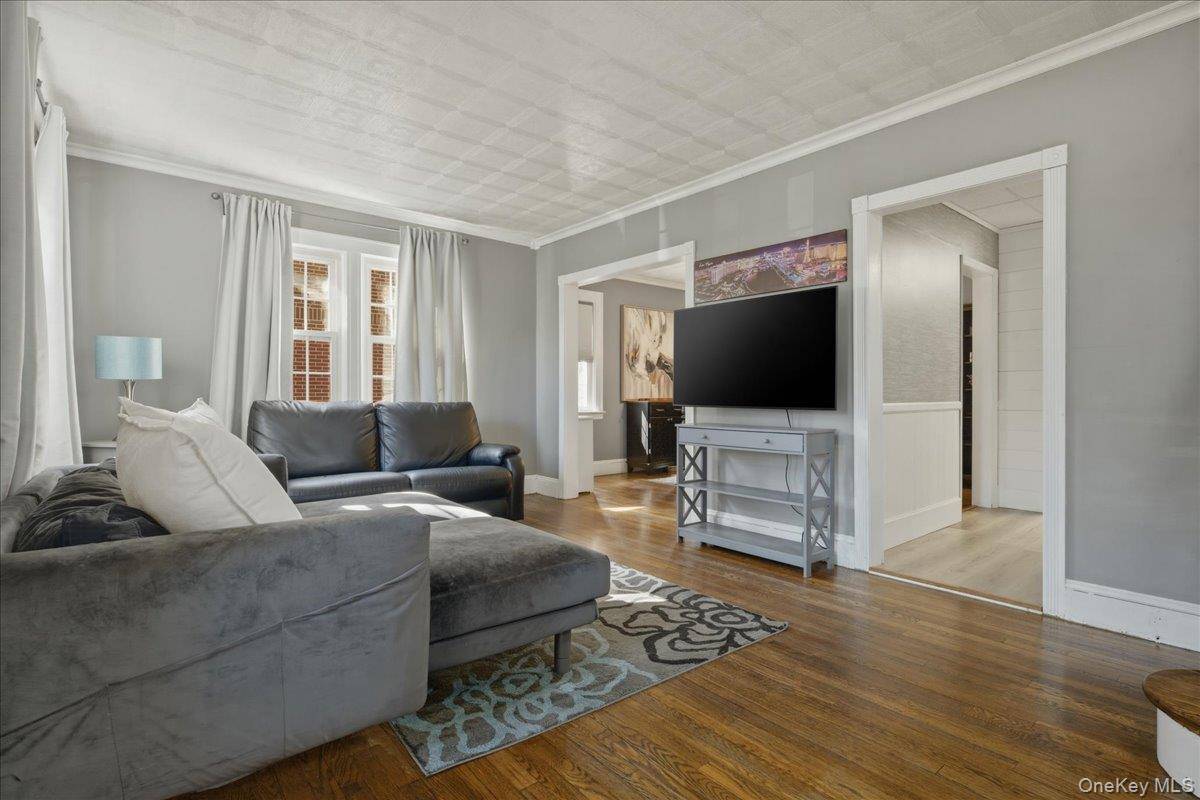 3 Bedroom Home for Sale in New Hyde Park - New York - USA - 6