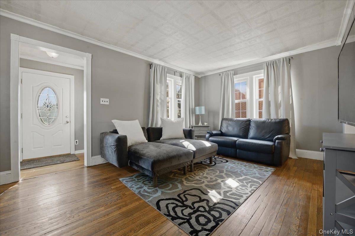 3 Bedroom Home for Sale in New Hyde Park - New York - USA - 7