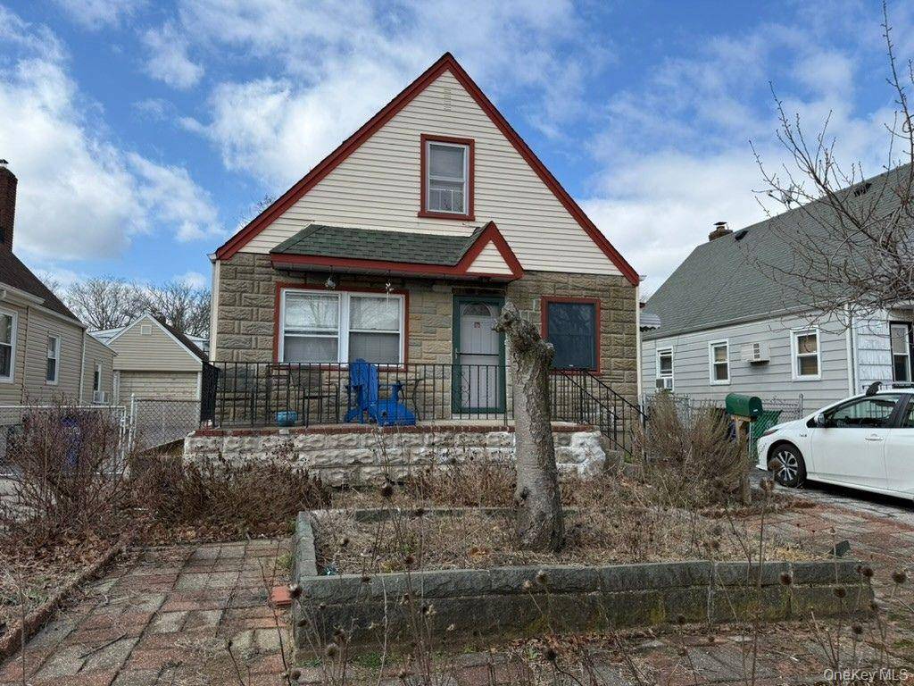 3 Bedroom Home for Sale in New Hyde Park - New York - USA - 1
