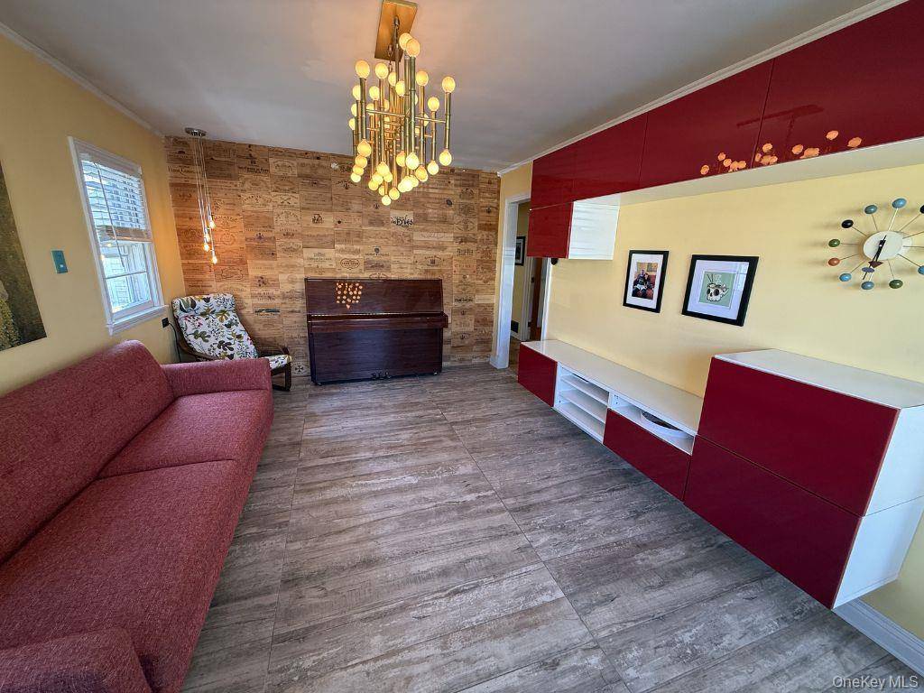 3 Bedroom Home for Sale in New Hyde Park - New York - USA - 2