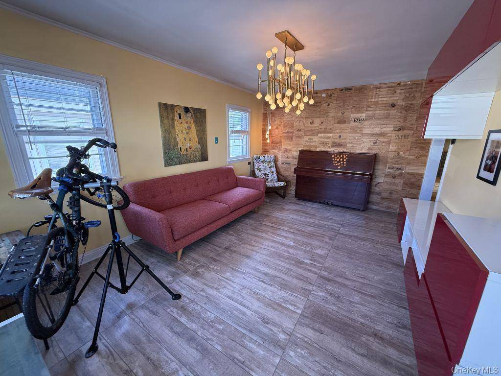 3 Bedroom Home for Sale in New Hyde Park - New York - USA - 3