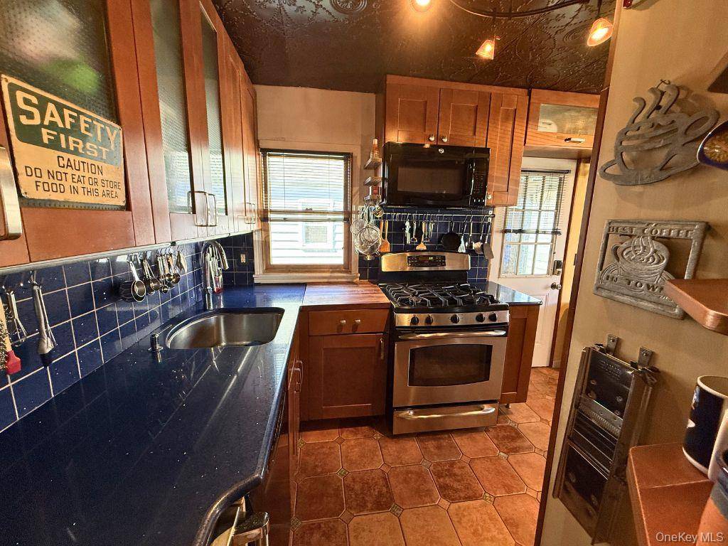 3 Bedroom Home for Sale in New Hyde Park - New York - USA - 4