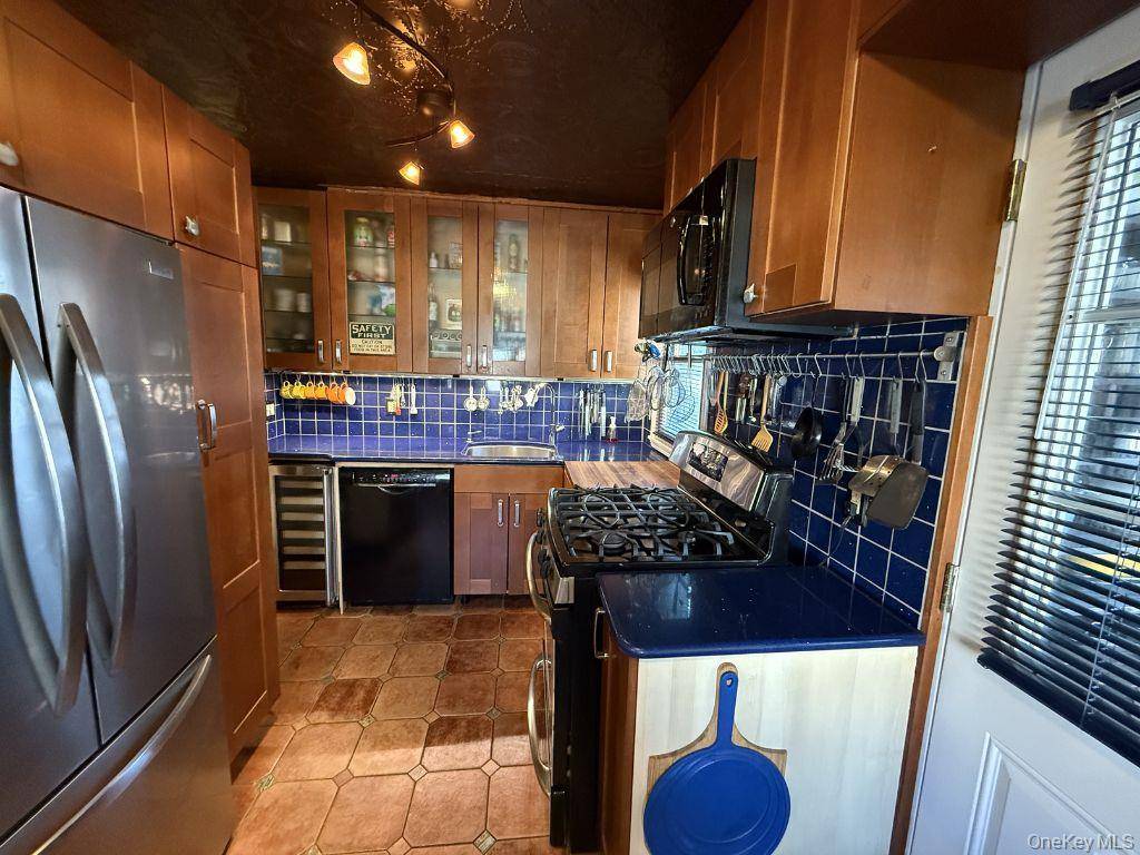 3 Bedroom Home for Sale in New Hyde Park - New York - USA - 5