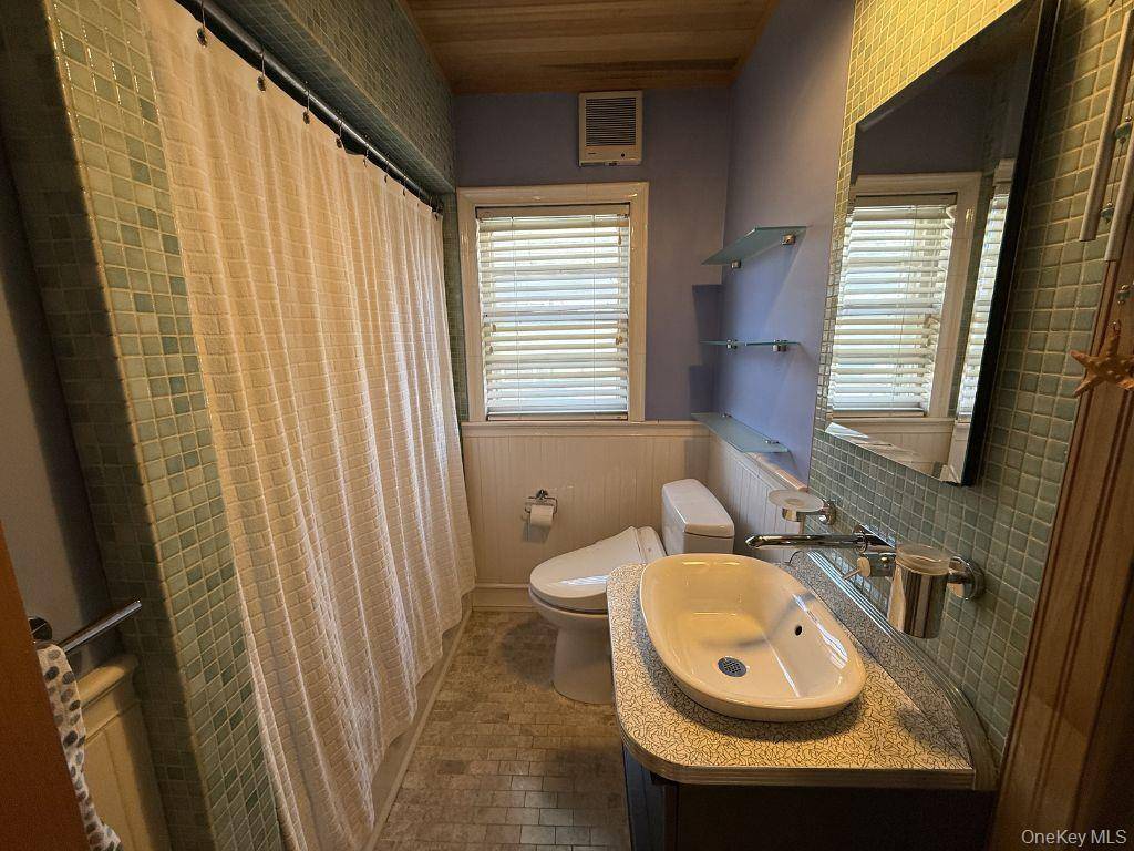 3 Bedroom Home for Sale in New Hyde Park - New York - USA - 7