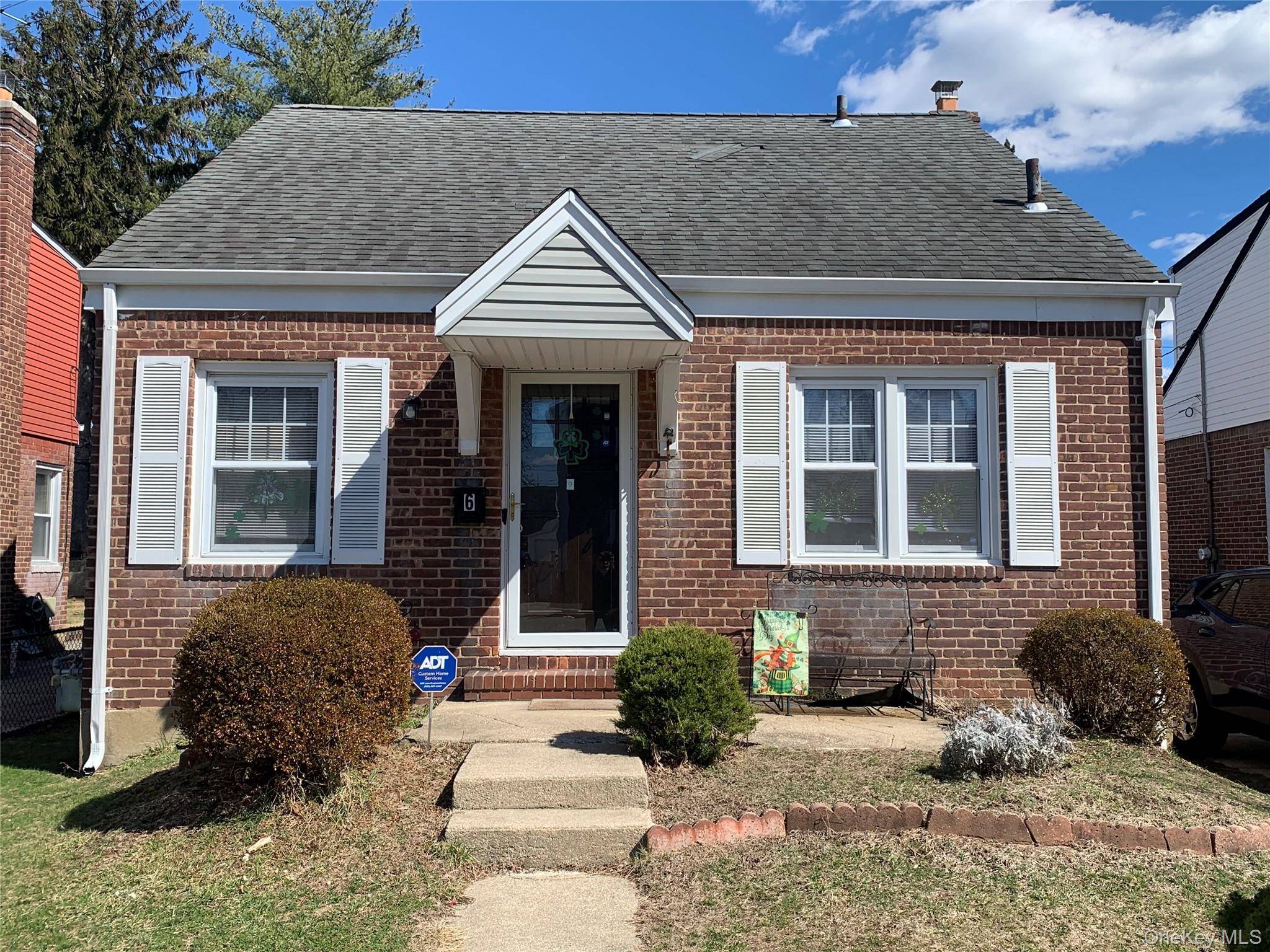 Casa con 3 Dormitorios en Venta en New Hyde Park - Nueva York - EE. UU. - 1