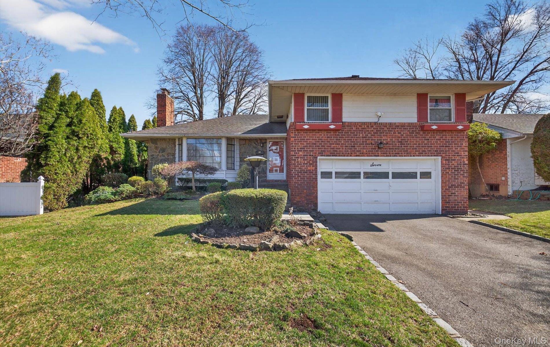 3 Bedroom Home for Sale in New Hyde Park - New York - USA - 1